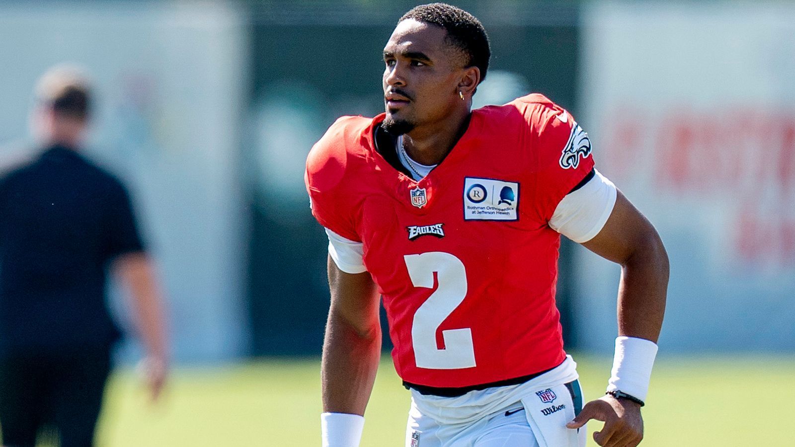 
                <strong>Jalen Hurts (Philadelphia Eagles)</strong><br>
                Nachdem Jalen Hurts zum Saisonauftakt den Sprung in den Spielkader verpasste, durfte er am 2. Spieltag zum ersten Mal auf dem Feld stehen. Bei drei Spielzügen kam er zum Einsatz - aber nicht auf der Quarterback-Position. Viel mehr stellte ihn Head Coach Doug Pederson auf, um die Defense der Los Angeles Rams zu verwirren. Einmal stand er im Backfield neben Running Back Miles Sanders und etwas später war er Outside Receiver. Den Ball bekam er allerdings nicht. Solche Plays könnte es bei der lahmenden Offense der Eagles in den nächsten Wochen öfters geben.
              