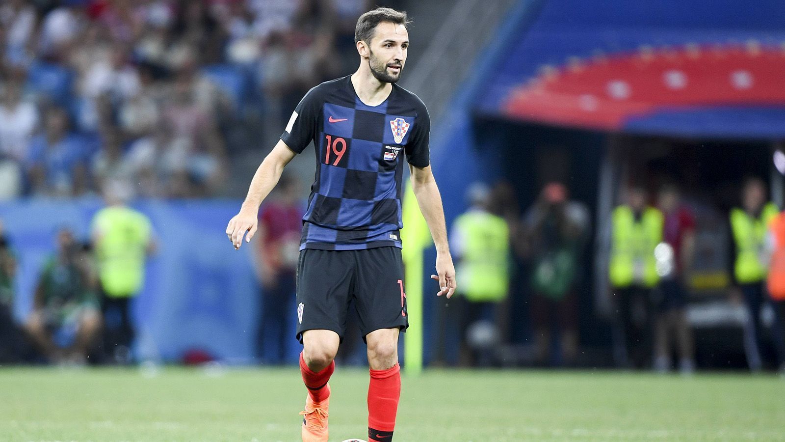 
                <strong>Milan Badelj (Kroatien)</strong><br>
                Milan Badelj spielte von 2012 bis 2014 beim Hamburger SV und absolvierte dort 62 Bundesliga-Spiele. Unter anderem stand er in den beiden Relegations-Duellen mit Greuther Fürth auf dem Platz. Stand jetzt ist der 29-Jährige WM-Finalist vereinslos. 
              