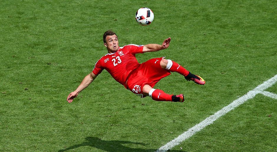 
                <strong>Seitfallzieher von Xherdan Shaqiri</strong><br>
                Der Seitfallzieher von Xherdan Shaqiri: Es ist das wohl schönste Tor der EM 2016 - Xherdan Shaqiris Seitfallzieher-Treffer im Achtelfinale für die Schweiz. Gegen die Polen um Kapitän Robert Lewandowski geraten die Schweizer in Rückstand, ehe Shaqiri in der 82. Minute zu seiner spektakulären Flugeinlage antritt und kunstvoll zum 1:1 trifft. Trotz des Glanz-Treffers reicht es für die Schweiz am Ende nicht, im Elfmeterschießen scheitern Shaqiri, Xhaka und Co. (4:5).
              