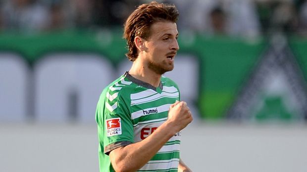 
                <strong>Ilir Azemi</strong><br>
                Ilir Azemi: Ein schwerer Autounfall hätte die Karriere des 24-Jährigen beinahe beendet. Im März feierte der Stürmer in der zweiten Mannschaft der SpVgg Greuther Fürth sein umjubeltes Comeback. Er war 2014 Teil der kosovarischen Auswahl, die am 5. März 2014 gegen Haiti das erste inoffizielle Länderspiel gegen ein FIFA-Mitglied bestritt.
              