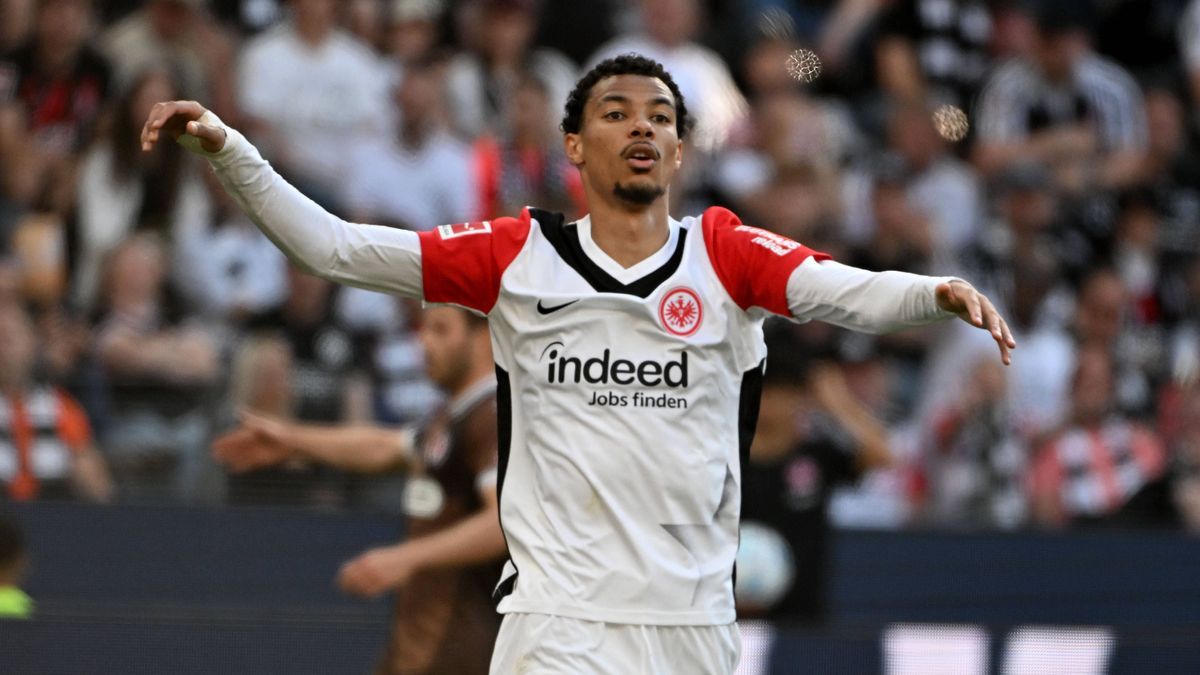 11.05.2025, xpsx, Fussball 1.Bundesliga, Eintracht Frankfurt - FC St.Pauli v.l. Hugo Ekitike (Eintracht Frankfurt) Enttäuscht, traurig, frustriert (DFL DFB REGULATIONS PROHIBIT ANY USE OF PHOTOGRAP...
