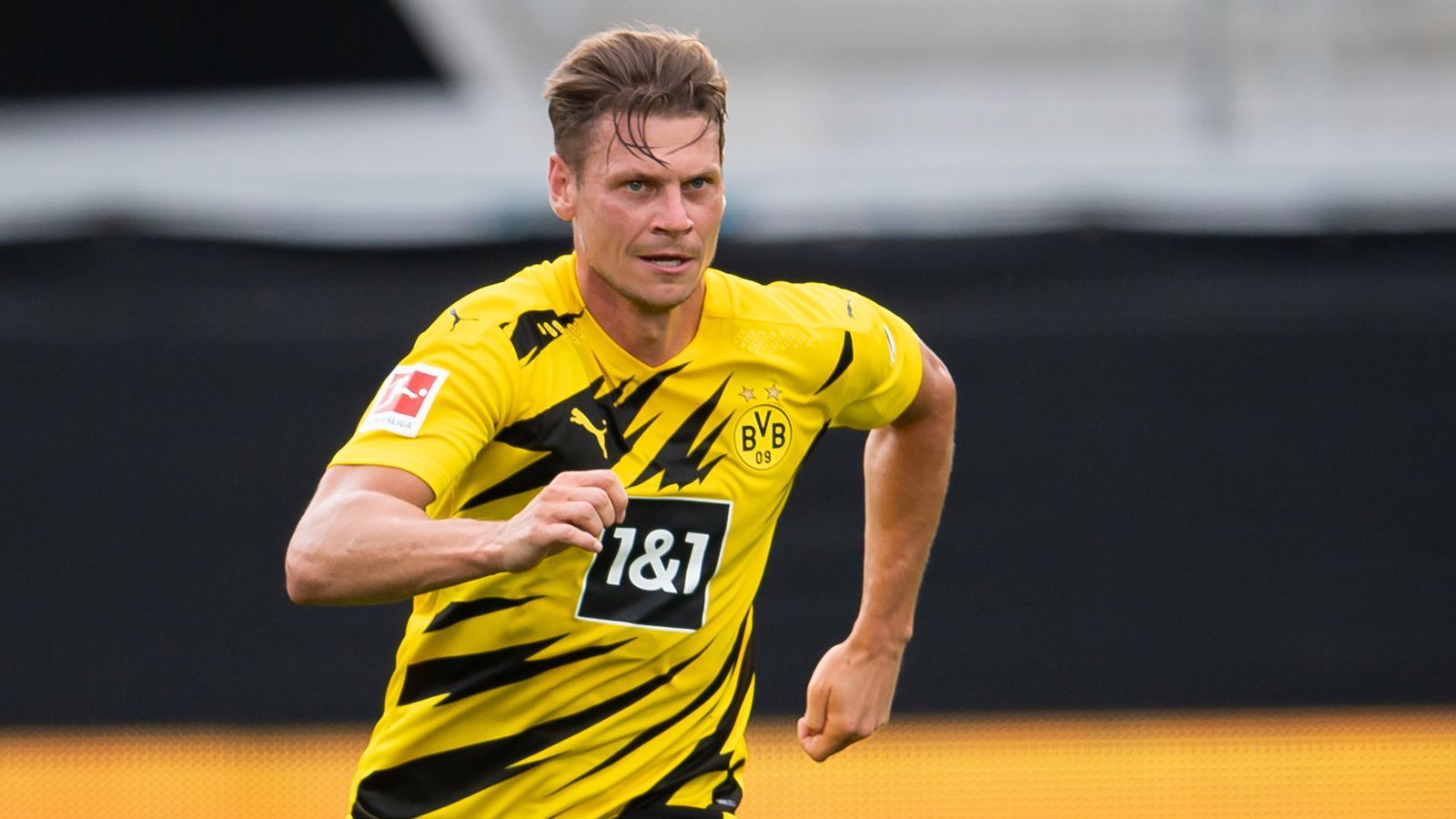 
                <strong>Lukasz Piszczek</strong><br>
                Wie schon in den vergangenen Spielen mit einer weitgehend starken Leistung. Gefühlt laufen sämtliche Angriffe über seine Seite. Wenn er mal den Ball verliert, erobert er ihn umgehend wieder zurück. Leitet bereits in der 7. Minute das 1:0 durch Reus ein. Defensiv wie offensiv lange tadellos. Baut nach einer Stunde jedoch dann deutlich ab und kann dann auch keine Impulse mehr setzen. ran-Note: 3
              