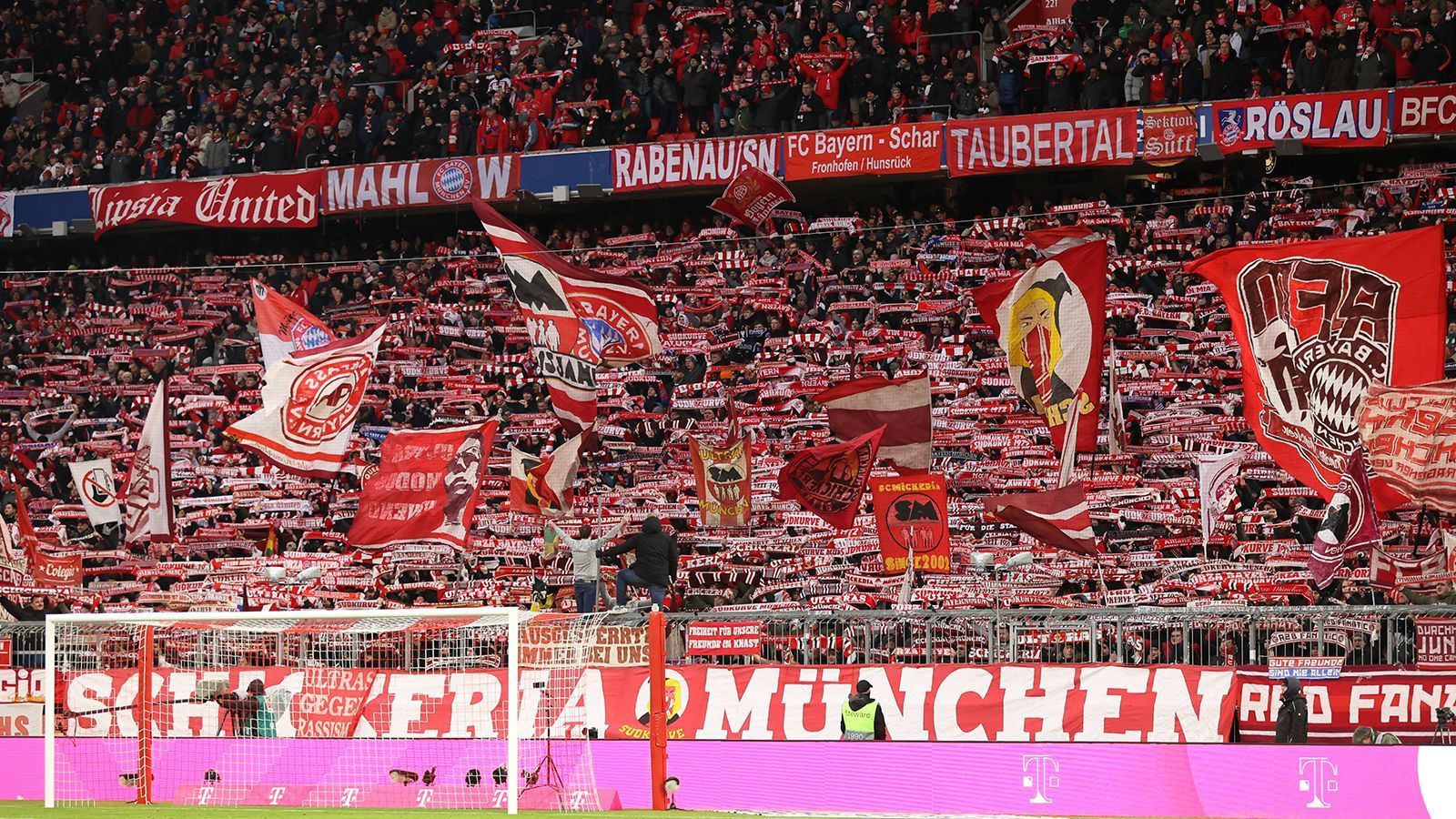 <strong>FC Bayern und Co.: Das sind die Vereine mit den meisten Mitgliedern</strong><br>
                Der FC Bayern darf sich über 300.000 Mitglieder freuen. Welche Vereine sind noch unter den mitgliederstärksten Fußball-Klubs zu finden? ran zeigt die Top-12 im Überblick. Gleich mehre deutsche Vereine reihen sich ein.
