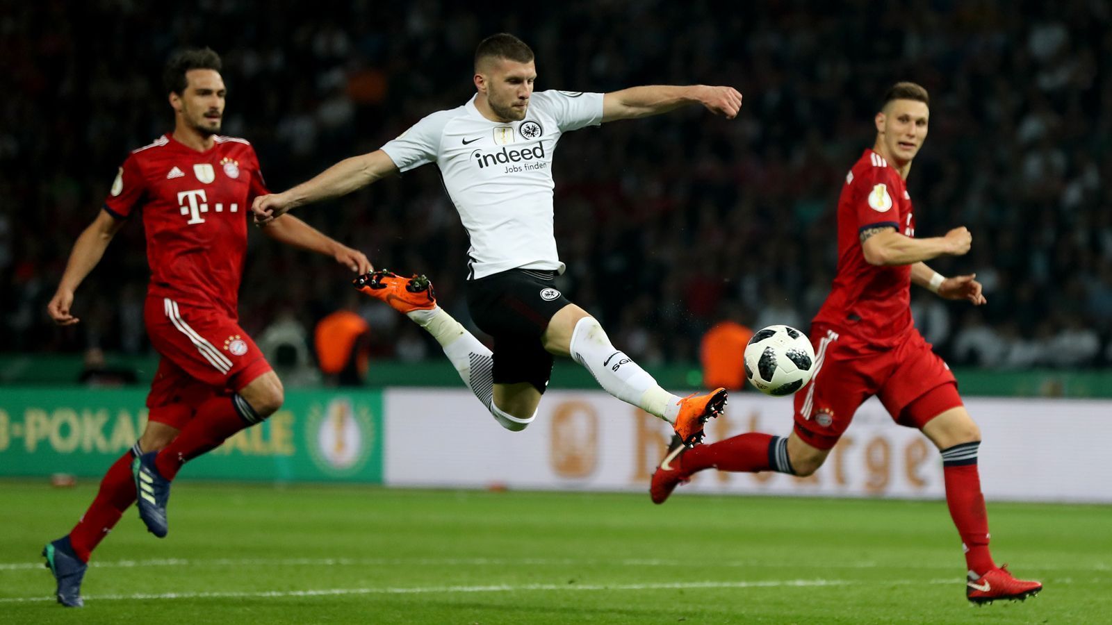 
                <strong>Ante Rebic (Eintracht Frankfurt)</strong><br>
                Nach seinem Wechsel zum FC Bayern soll Trainer Niko Kovac versucht haben, Salihamidzic für seinen ehemaligen Schützling aus Frankfurt zu begeistern. Ante Rebic traf beim DFB-Pokalsieg der Eintracht zweimal gegen die Hintermannschaft der Münchner und war bei Europas Topklubs plötzlich ein gefragter Mann. Letzten Endes soll sich Salihamidzic laut dem "Kicker" gegen den Kroaten entschieden haben, der nach einer starken Saison in Frankfurt im Sommer 2019 zum AC Mailand verliehen wurde.
              