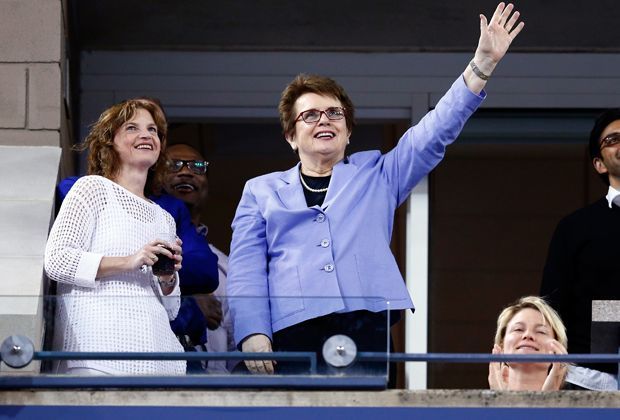 
                <strong>Billie Jean King </strong><br>
                Natürlich durfte die Tennislegende King (mi.) auf der Tribüne nicht fehlen. Mit ihrem letzten Turniersieg am 6. Juni 1983 in Birmingham ist sie bis heute mit 39 Jahren die älteste Einzelsiegerin auf der Tour.
              