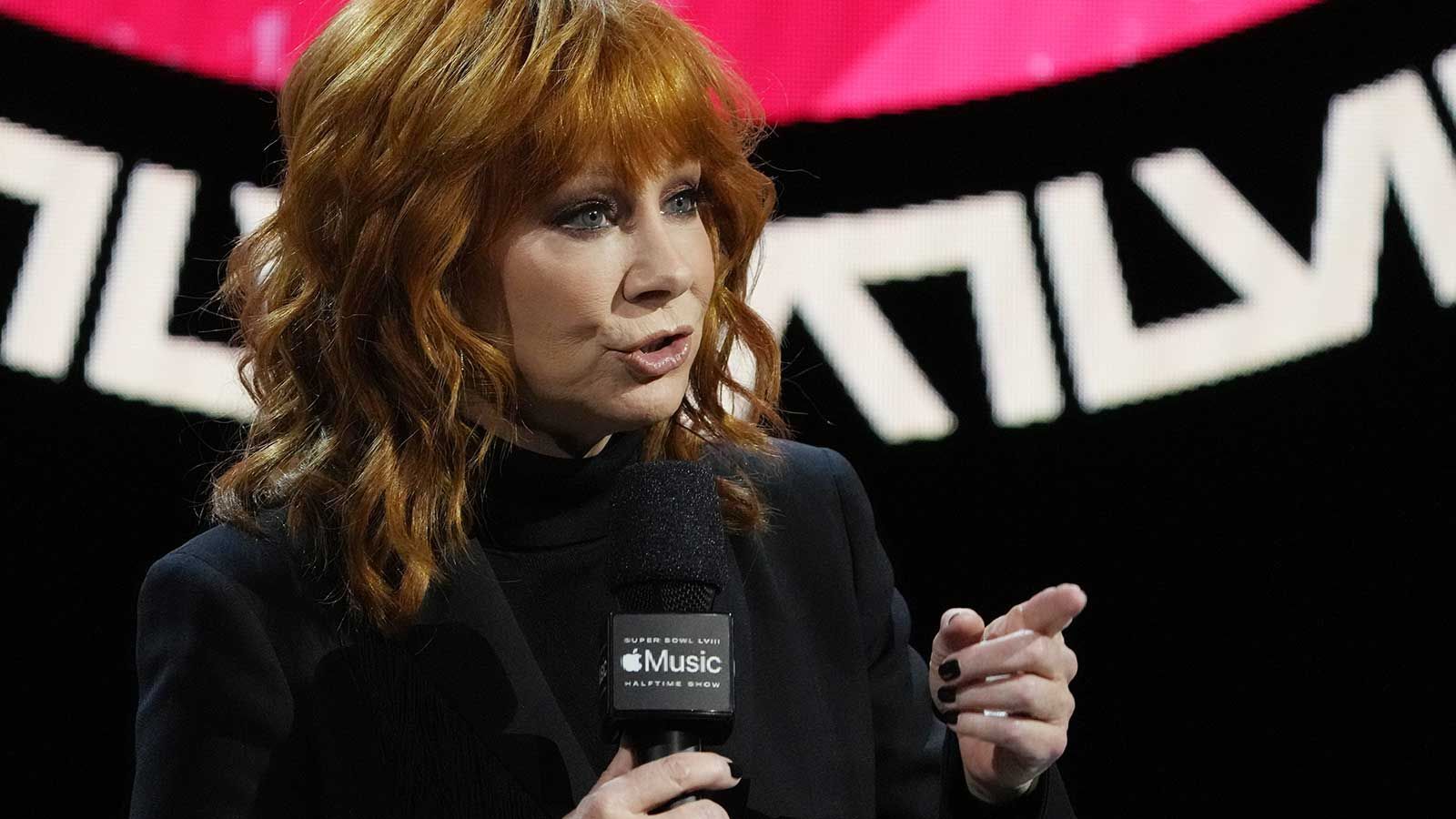 <strong>Wie lange wird die US-Hymne sein?</strong>
<br>Ebenfalls ein Klassiker. In diesem Jahr kann man wetten, ob Reba McEntire länger oder kürzer als 90,5 Sekunden performen wird. Der aktuelle Kurs hält es für wahrscheinlich, dass McEntire eher eine schnelle Interpretation zeigen wird, dementsprechend ist die Quote auf unter 90,5 Sekunden niedriger (-128 zu +102).