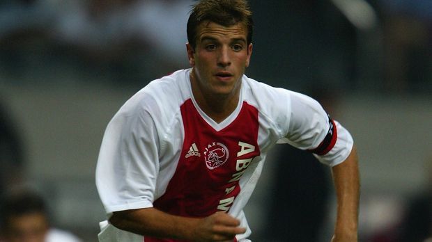 
                <strong>Rafael van der Vaart (2003)</strong><br>
                2003: Rafael van der Vaart. Mittlerweile ist er 32 Jahre alt und spielt bei Betis Sevilla. Vor mehr als zehn Jahren bekam er als Spieler bei Ajax Amsterdam den ersten Golden Boy Award verliehen. Der Holländer durchlief mehrere Stationen in seiner Karriere, unter anderem beim Hamburger SV und Real Madrid.
              