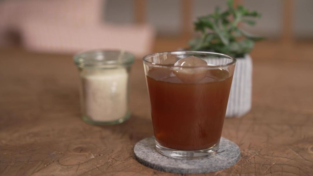 Der Name "Coffbucha" ist abgeleitet vom gesunden, fermentierten Gärgetränk "Kombucha". Im Gegensatz dazu ist es aber kein fermentierter Tee, sondern fementierter Kaffee. Fermentiert wird er mithilfe eines Zucker fressenden Pilzes. Den sogenannten Kombucha-Pilz kannst du dir einfach online bestellen. Der Drink gilt als besonders gesund und ist heute der mit Abstand aufwändigste Kaffee.