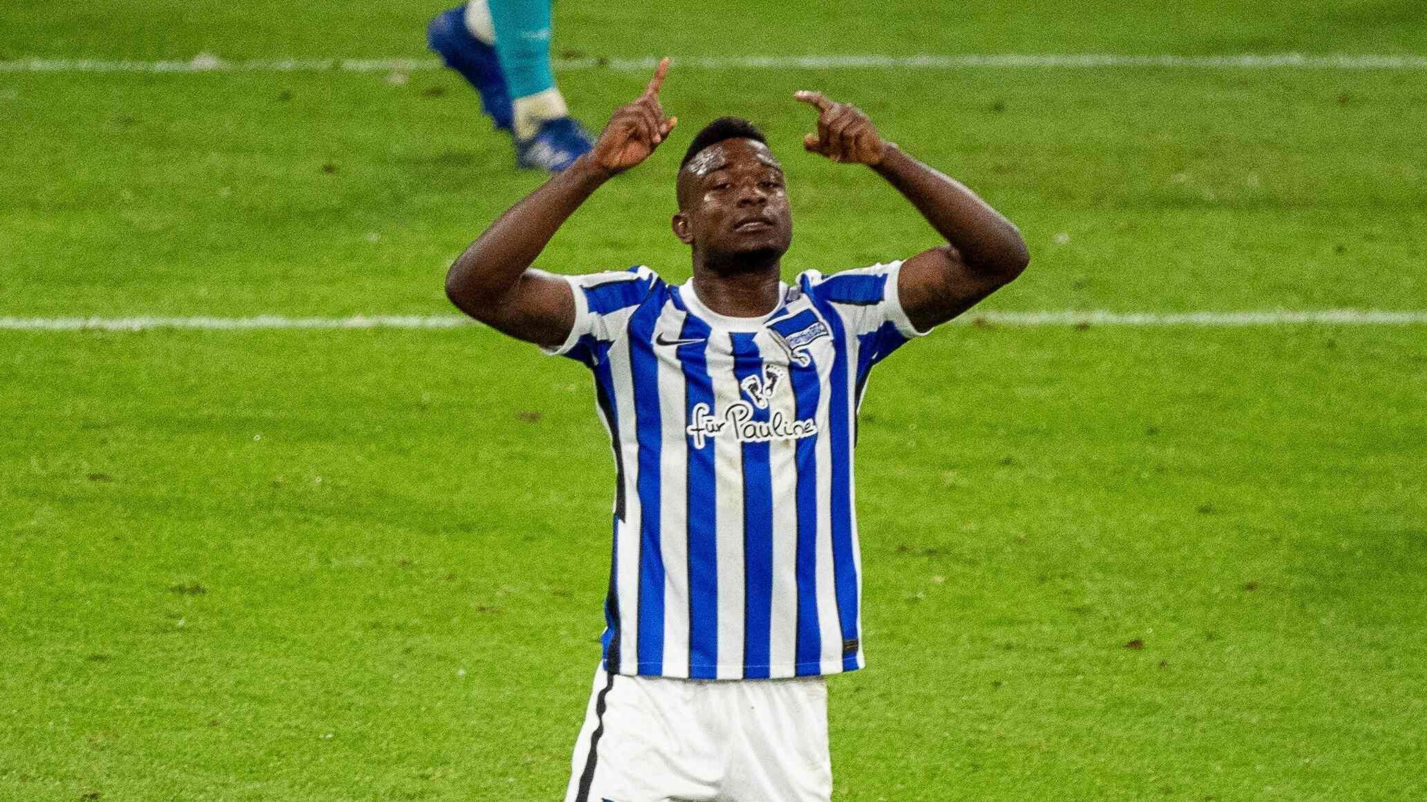 
                <strong>Jhon Cordoba (Hertha BSC)</strong><br>
                Für 15 Millionen Euro wechselte Jhon Cordoba kurz vor Saisonbeginn vom 1. FC Köln zu Hertha BSC. Bereits am dritten Spieltag ist zu erkennen, wie wichtig dieser Transfer für Berlin in Zukunft sein kann. Schon bei seiner Einwechslung am ersten Spieltag beim Kantersieg in Bremen zeigte Cordoba seine Knipser-Fähigkeiten. Nach einem etwas schwächeren Spiel gegen Frankfurt blühte dann Cordoba ausgerechnet beim Sonntagabend-Spiel in München gegen den FC Bayern so richtig auf, als er Manuel Neuer eine Bude einschenkte. Doch er stellte nicht nur seinen Torriecher unter Beweis. Seine Präsenz auf dem Platz und die Fähigkeit, Bälle im Sturm festzumachen tut dem Spiel der Hertha unheimlich gut. Es scheint, als hätte Bruno Labbadia den perfekten Stürmer für sein System gefunden. 
              