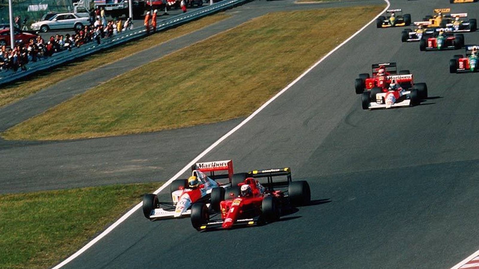 
                <strong>1990, Suzuka: Ayrton Senna vs. Alain Prost</strong><br>
                McLaren-Piloten Senna und Ferrari-Fahrer Prost pflegen seit Jahren eine tiefe Feindschaft. Vor dem vorletzten Rennen der Saison 1990 in Suzuka pöbelt Senna gegen seinen Rivalen. "Er sollte besser nicht vor mir einlenken, denn dann wird er es nicht durch die Kurve schaffen", kündigt Senna nach dem Qualifying an. Gesagt, getan. Beide kollidieren und müssen ihre Boliden nach der ersten Kurve abstellen. Senna entgeht einer Strafe für seinen Abschuss und wird Weltmeister. 
              