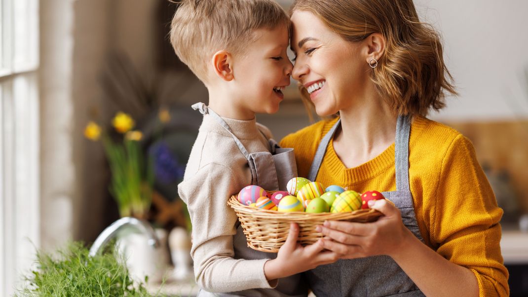 Eier werden an Ostern bemalt, da es gläubigen Christen während der Karwoche untersagt ist, diese zu essen.