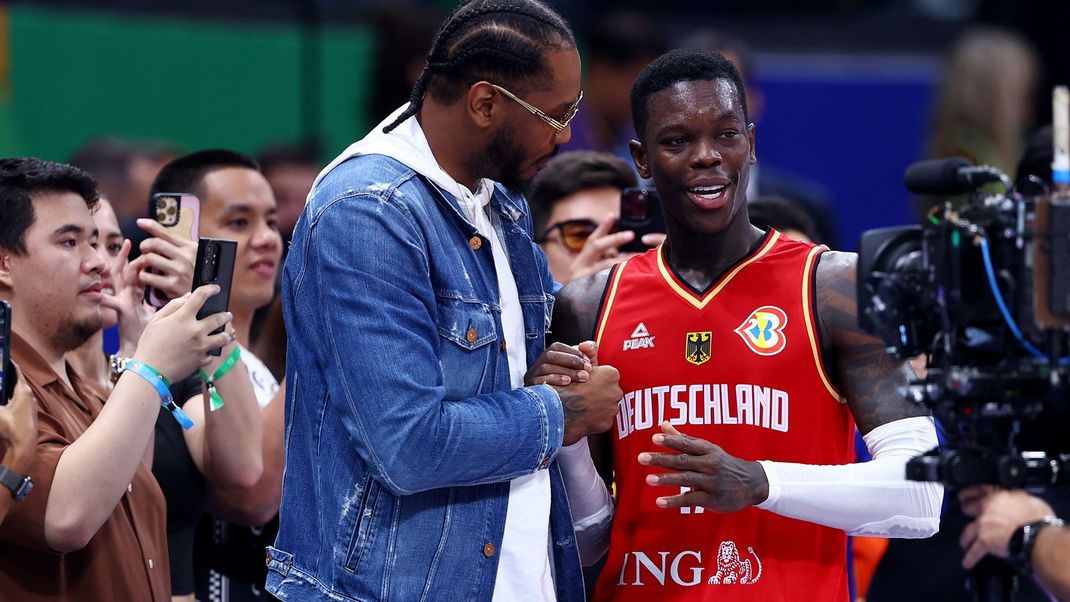 Dennis Schröder (r.) nimmt nach dem gewonnenen WM-Finale die Glückwünsche von Carmelo Anthony entgegen. 