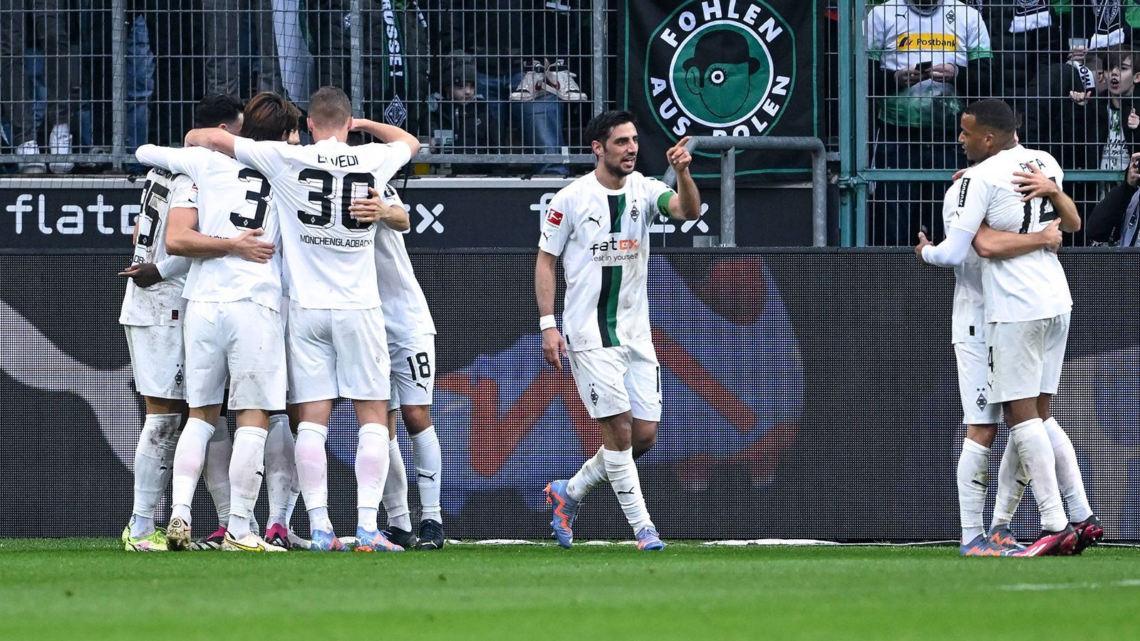 
                <strong>Einzelkritik: Gladbach besiegt die FCB - Upamecano fliegt, Blind schwach</strong><br>
                Borussia Mönchengladbach wird mal wieder dem Ruf als Bayern-Angstgegner gerecht, gewinnt mit 3:2 gegen den deutschen Rekordmeister. Begünstigst wird der Sieg durch eine frühe Rote Karte für FCB-Star Dayot Upamecano. ran zeigt die Noten der Stars beider Teams in der Einzelkritik.
              