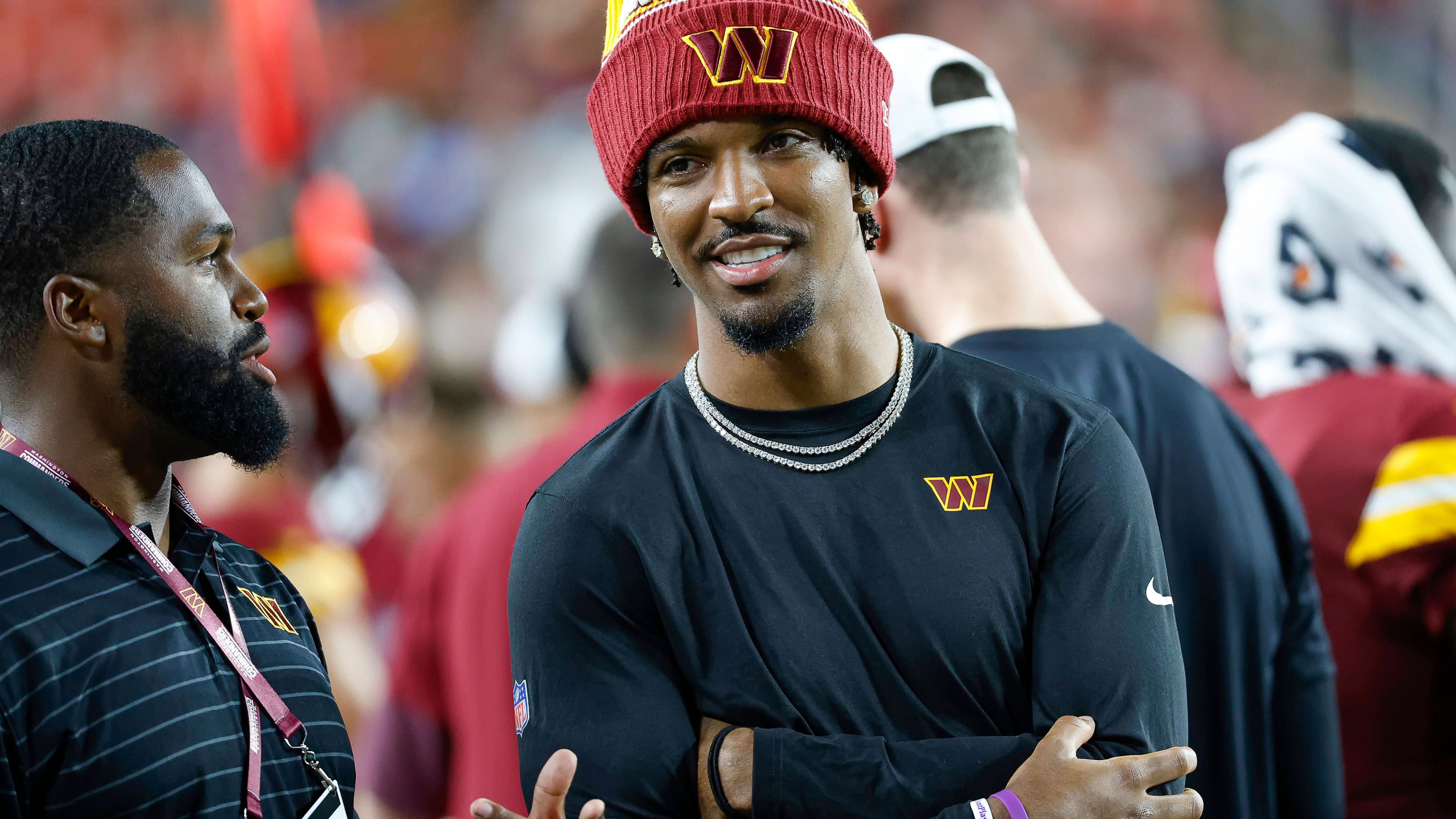 <strong>Washington Commanders</strong><br>Erst die Packung gegen die Patriots, und danach wurde es nicht besser. Die Commanders schließen die Preseason 0-3 ab. Dabei erzielten sie 71 Punkte weniger als die Gegner. Zwei positive Sachen: Terry McLaurin ist keine Baustelle mehr und hat seinen Vertrag bekommen. Siebtrundenpick Jacoy Croskey-Merrit machte als RB einen starken Eindruck. Daher wurde Robinson abgegeben. Austin Ekeler und er werden sich die Runs teilen. Kicker Matt Gay wackelte in der Preseason mehrfach. Die Commanders sind noch nicht ganz da.<br><strong>Note: 4-</strong>