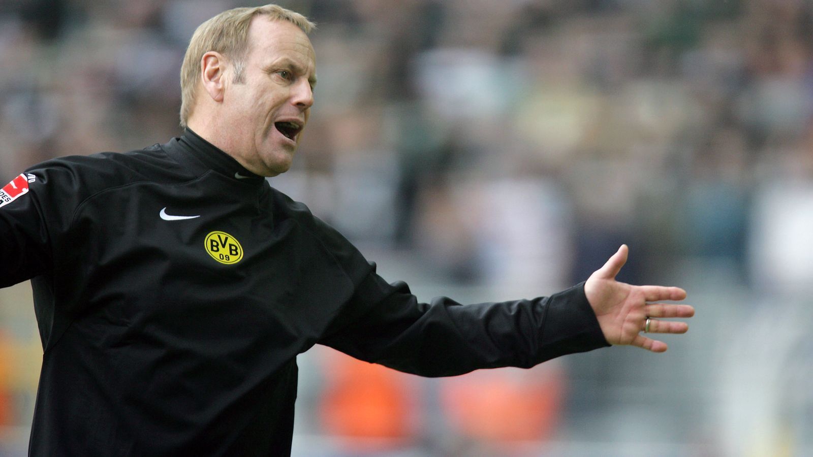 
                <strong>Jürgen Röber (Borussia Dortmund)</strong><br>
                Als Nachfolger von Bert van Marwijk kam Jürgen Röber Ende 2006 zu Borussia Dortmund. Es sollte eine der kürzesten Trainer-Intermezzos des BVB im 21. Jahrhundert werden. Der vorherige Trainer von Wolfsburg, Hertha BSC oder dem VfB Stuttgart hatte nämlich nach einem 3:2-Sieg zum Einstand gegen die Bayern keine großen Erfolgserlebnisse mehr. Lediglich ein weiterer 1:0-Sieg über Gladbach kam in der Acht-Spiele-Ära Röbers beim BVB an positiven Ergebnissen hinzu. Weil aber auf der Gegenseite sechs Niederlagen standen, musste Röber schon im März 2017, nach nur 83 Tagen, wieder gehen. Danach arbeitete Röber nur noch im Ausland, aktuell als Sportdirektor beim belgischen Erstligisten Royal Excel Mouscron.
              