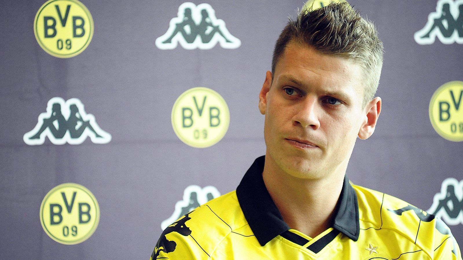 
                <strong>2010: Das Abenteuer beim BVB beginnt</strong><br>
                Im Sommer 2010 wechselt Lukas Piszczek ablösefrei von Hertha BSC zum BVB und sollte den Beginn einer neuen Zeitrechnung in Dortmund einläuten. 
              