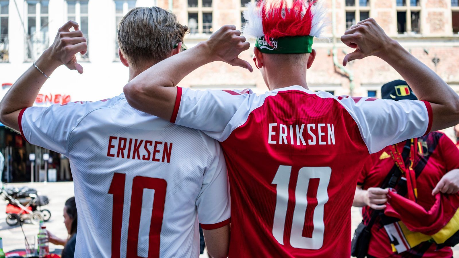 
                <strong>Zahlreiche Eriksen-Trikots</strong><br>
                Vor dem Spiel im Parken Stadion trafen sich die Fans in der Innenstadt Kopenhagens - und zu sehen waren natürlich vor allem Trikots des dänischen Mittelfeldspielers. Er wird übrigens einen Defibrilator eingesetzt bekommen. 
              