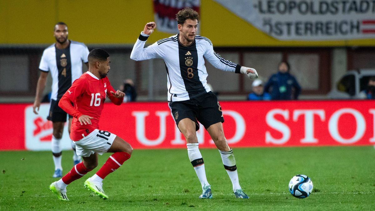 Leon Goretzka (Deutschland, 08) im Zweikampf mit Phillip Mwene (Oesterreich, 16), AUT, Oesterreich vs Deutschland, Fussball Nationalmannschaft Herren, Freundschaftsspiel, Saison 2023 2024, 21.11.20...