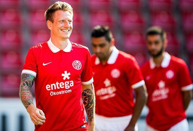 
                <strong>1. FSV Mainz 05 Heimtrikot</strong><br>
                Der 1. FSV Mainz 05 hält es in der neuen Saison schlicht, aber schick. Die Rheinhessen laufen in roten Shirts und weißen Hosen auf. Die Trikots besitzen noch einen weißen Kragen sowie weiße Ringe an den Armen.
              