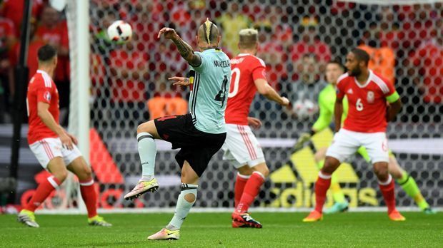 
                <strong>Wales vs. Belgien </strong><br>
                Platz drei: Wales vs. Belgien (3:1): Die "Dragons" werfen den Geheimfavoriten dank einer sensationellen Leistung im Viertelfinale aus dem Turnier und feieren mit dem Halbfinaleinzug den größten Erfolg des Verbandes. Dabei gehen die Belgier durch Radja Nainggolans Distanzschuss in Führung.
              