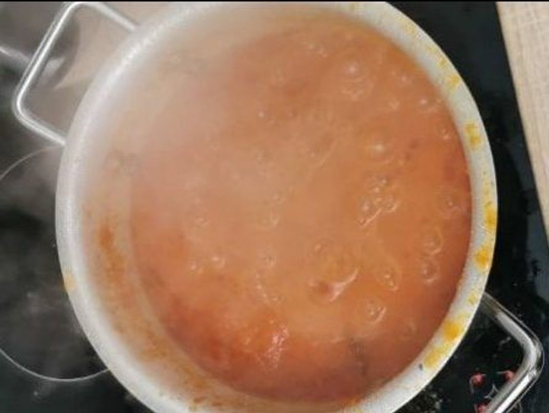 Die Süße der Tomaten und die Schärfe der Chili passen super zusammen. Diese Soße reicht man in Ghana zum Frühstücks-Buffet. 