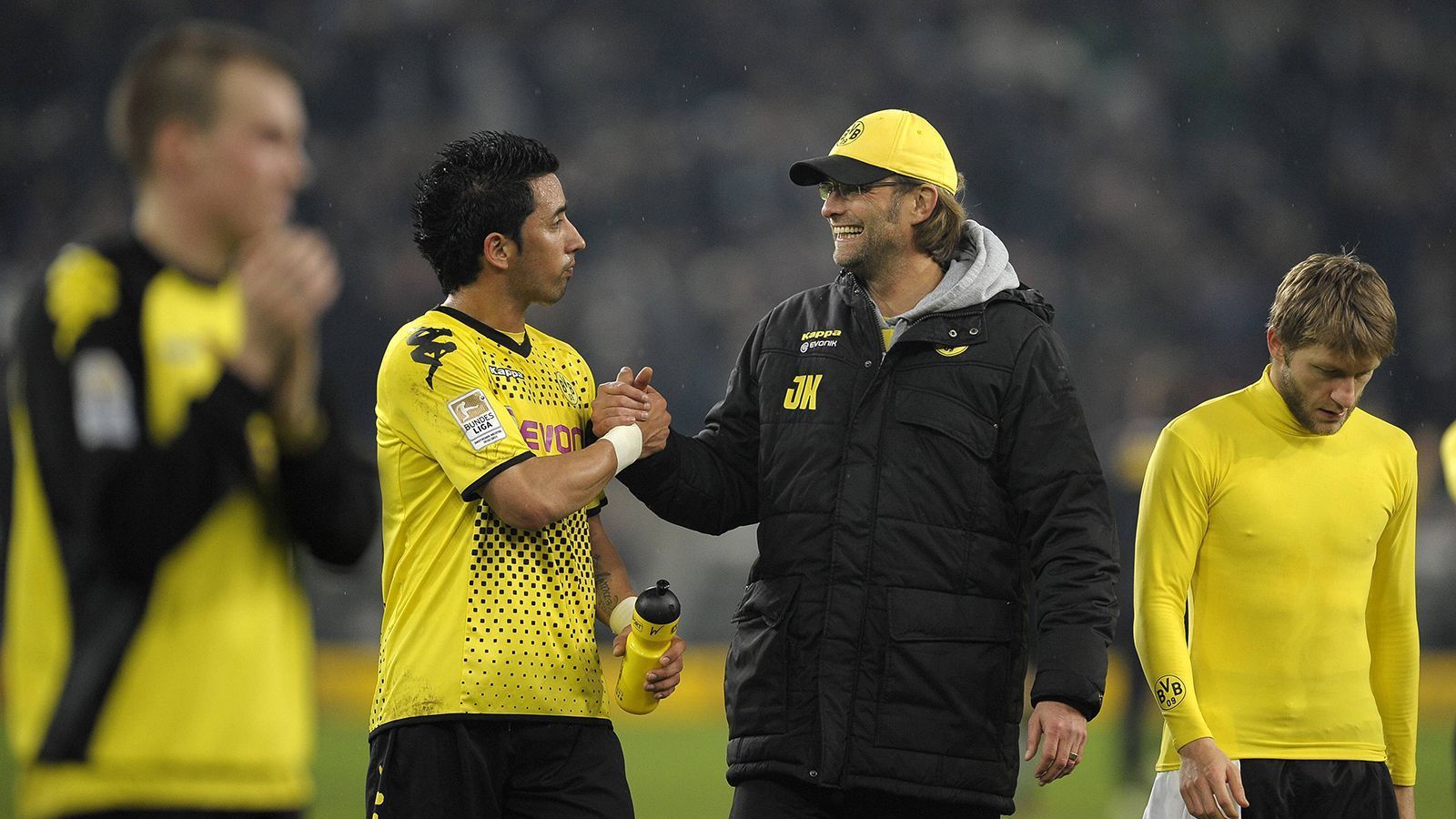 
                <strong>Lucas Barrios (Borussia Dortmund)</strong><br>
                Ganz besonders in der vordersten Reihe hat Klopp, der selbst als Stürmer aktiv war, ein feines Näschen. Den ersten Rohdiamanten holt er mit Barrios2009 nach Dortmund. In der Meistersaison 2010/11 knipst der Paraguayer 16 Mal und ist der X-Faktor für die Meisterschale. Danach folgten für Barrios bis heute weitere neun Stationen.
              