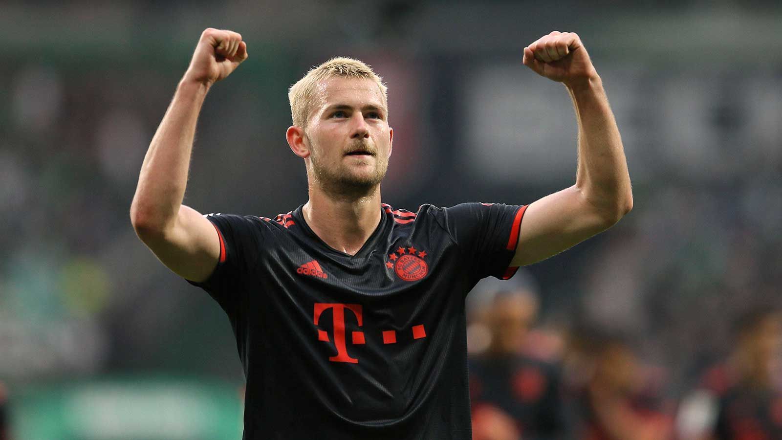 
                <strong>Innenverteidiger: Mathijs de Ligt (FC Bayern München)</strong><br>
                Er wird am Ende unabhängig vom Ausgang des Meisterrennens als einer der wenigen großen Gewinner beim FC Bayern aus der Spielzeit gehen. Nach seinem Wechsel gab man ihm die nötige Eingewöhnungszeit, ehe de Ligt ab Ende August nahezu unverzichtbar in der Bayern-Defensive wurde. Er verkörperte das, was eigentlich Dayot Upamecano in seinem zweiten Jahr hätte sein sollen: De Ligt ist der Abwehrchef des Rekordmeisters, glänzte phasenweise nicht nur mit Grätschen wie gegen PSG in der Champions League, sondern auch als Mann für hochgradig wichtige Tore wie gegen Augsburg. Ein kompletter Defensivspieler.
              