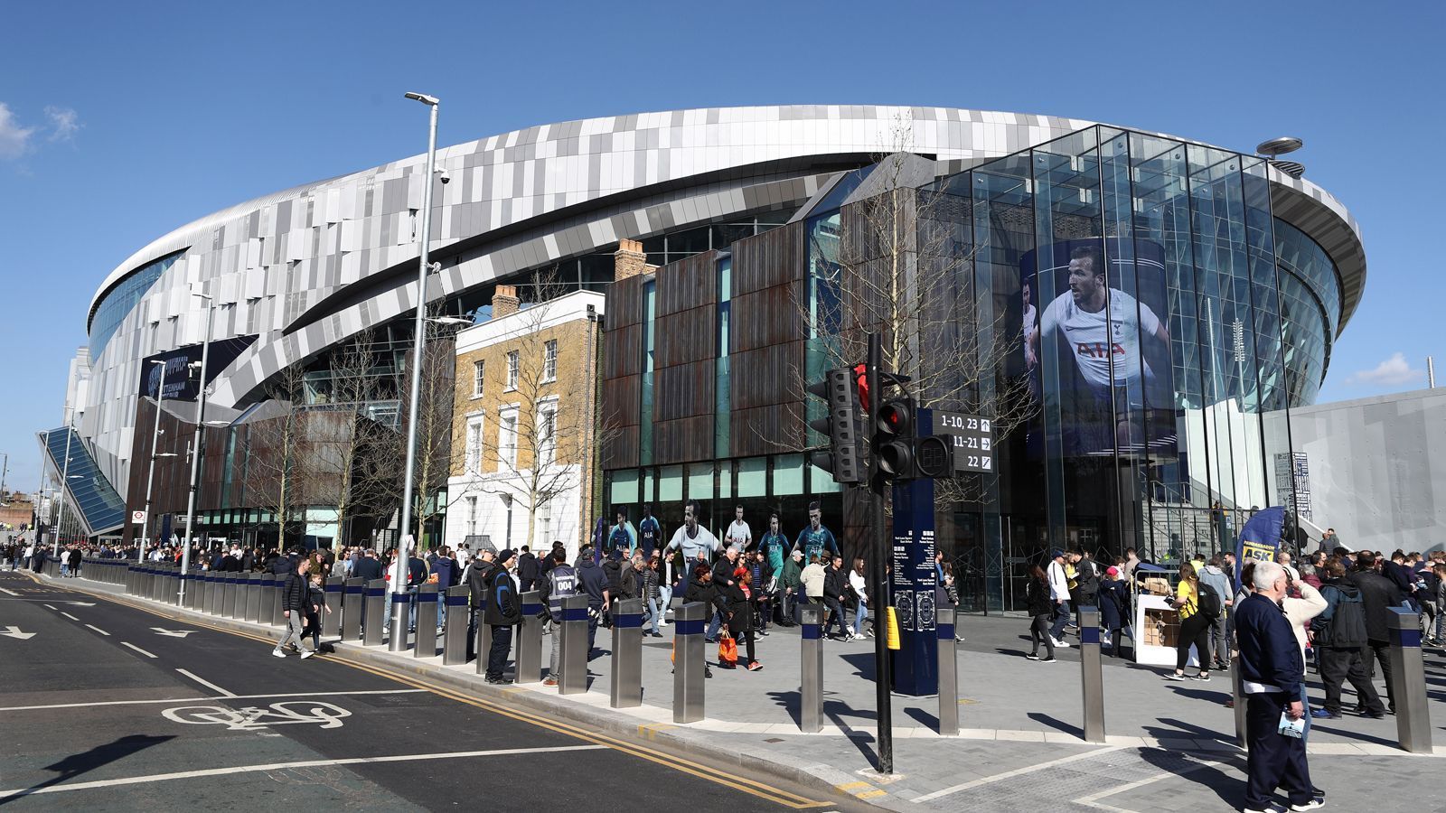 
                <strong>Das neue Stadion der Tottenham Hotspur</strong><br>
                Nun aber zu Fakten und Kuriosem rund um den neuen Prachtbau: 2015 beginnen die Bauarbeiten. Eigentlich sollen die Tottenham Hotspur schon im September 2018  in ihrem neuen Stadion spielen. Und auch zwei NFL London Games sind ursprünglich für vergangenen Herbst geplant. Doch immer wieder verzögern Komplikationen die Bauarbeiten.
              