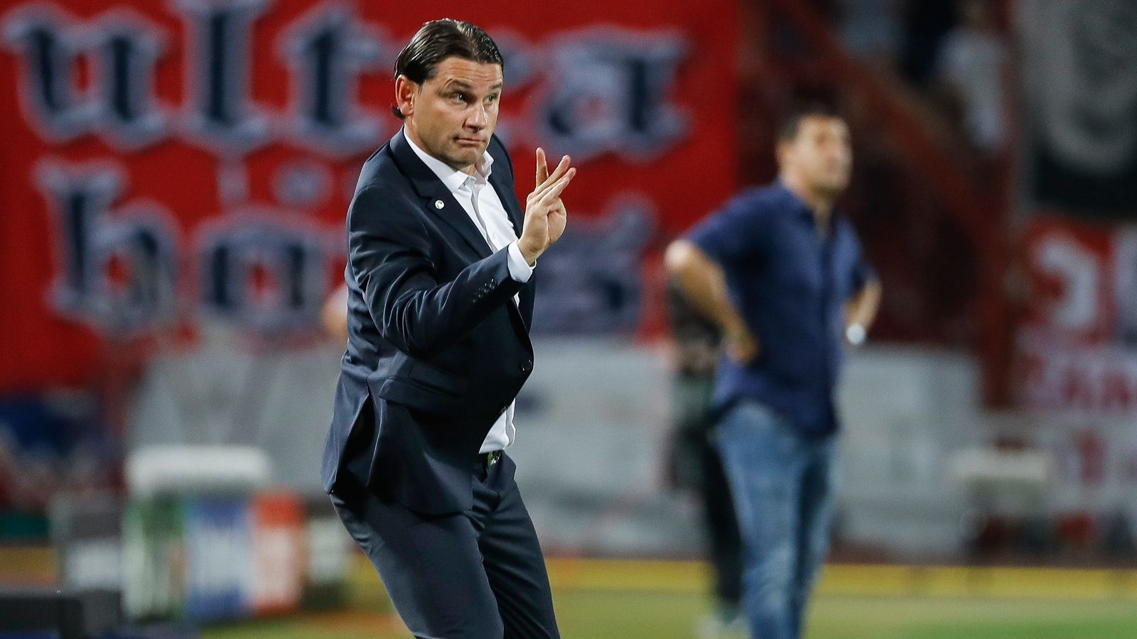 
                <strong>Gerardo Seoane (Young Boys Bern)</strong><br>
                Der letzte Kandidat auf der Hertha-Liste ist ein eher unbekannter Name für die meisten Fans, jedoch nicht für die Hertha-Verantwortlichen. Denn die sollen schon in der Vergangenheit zwei Mal bei Gerardo Seoane angefragt haben, jeweils ohne Erfolg. Der Schweizer mit spanischen Wurzeln ist seit Januar 2018 als Cheftrainer im Business und steht seit der Saison 2018/19 bei den Young Boys Bern unter Vertrag. Dort weist der 41-Jährige eine exzellente Bilanz auf: In 82 Saisonspielen holte Seoane durchschnittlich 2,1 Punkte pro Spiel. Allen voran in der vergangenen Saison dominierte Seoane mit Bern die Schweizer Super League: Mit 91 Punkten holten die Young Boys völlig ungefährdet den Meistertitel. In dieser Spielzeit läuft es ebenfalls gut: Bern steht punktgleich mit dem Tabellenführer FC St. Gallen auf dem zweiten Platz. Im Fall einer Verpflichtung wäre eine Ablöse für Seona fällig, denn der Trainer hat in Bern noch einen Vertrag bis Juni 2021.
              