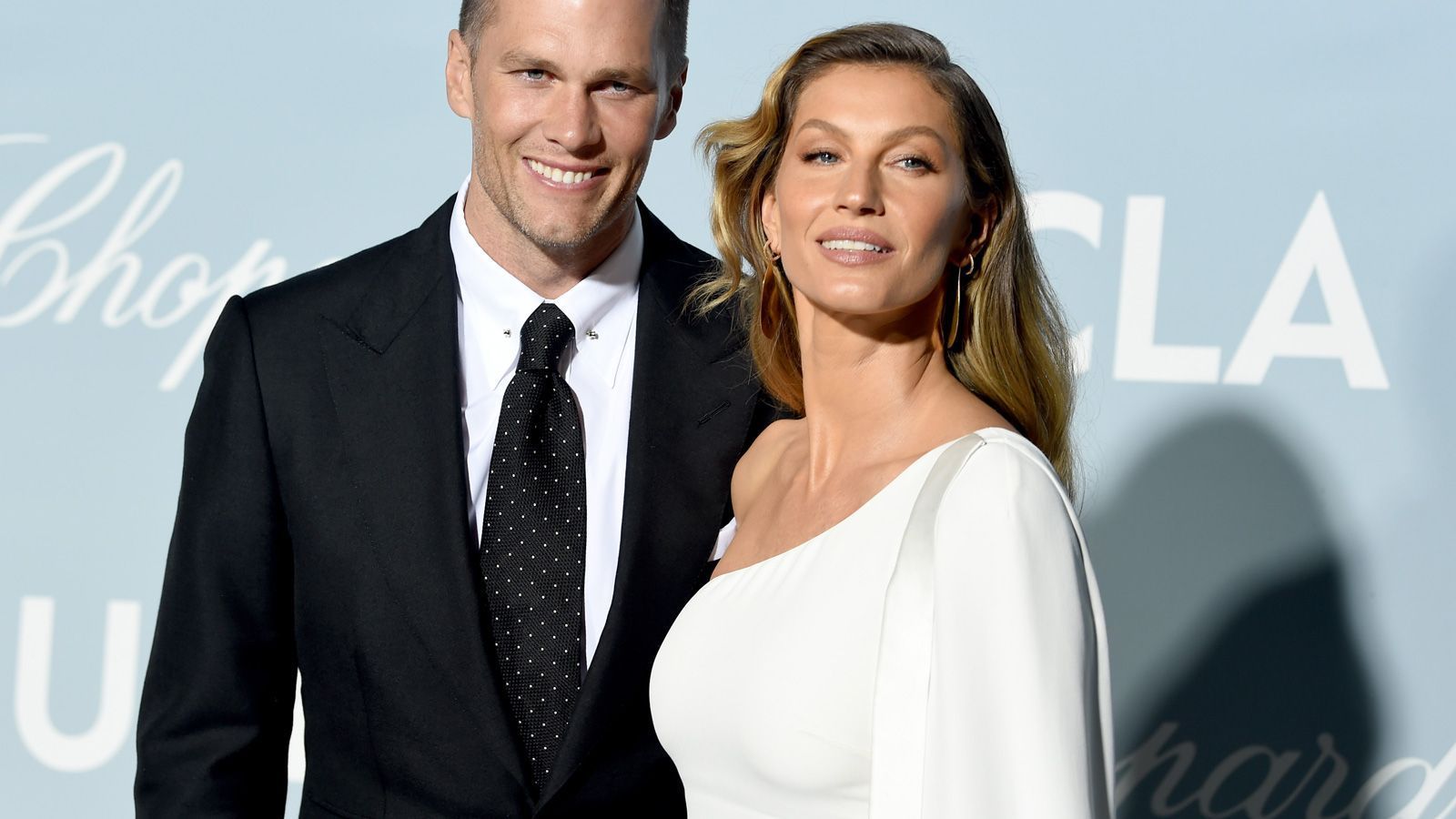 
                <strong>Gisele Bündchen wird 40 Jahre alt</strong><br>
                Kaum zu glauben, aber Gisele Bündchen, die wunderschöne Ehefrau von Tom Brady, ist am 20. Juli tatsächlich bereits 40 Jahre alt geworden. Die Brasilianerin, deren Familie deutsche Wurzeln hat, als Spielerfrau zu bezeichnen, wäre aber eine grobe Untertreibung. Denn Bündchen ist als Model mindestens genauso erfolgreich wie Tom Brady auf dem Football-Feld, ihr Vermögen und ihre Einnahmen werden sogar deutlich höher eingeschätzt als die ihres Mannes. Entsprechend selbstbewusst tritt Bündchen auf und mischte sich das eine oder andere Mal in die Football-Karriere Tom Bradys ein. Anlässlich ihres Geburtstages blicken wir zurück.
              