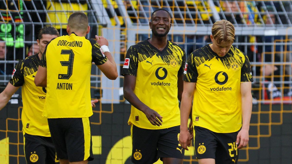 Dortmund, Deutschland 04. Oktober 2025: 1. BL - 2025 2026 - Borussia Dortmund vs. RB Leipzig Im Bild: Nach dem Tor von Yan Couto (BVB) zum Ausgleichstor (1:1) für Borussia Dortmund jubelt Waldemar ...