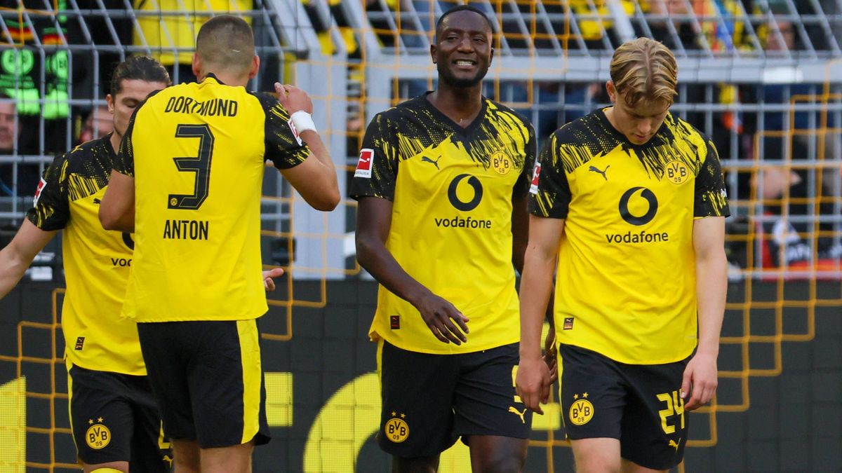 Dortmund, Deutschland 04. Oktober 2025: 1. BL - 2025 2026 - Borussia Dortmund vs. RB Leipzig Im Bild: Nach dem Tor von Yan Couto (BVB) zum Ausgleichstor (1:1) für Borussia Dortmund jubelt Waldemar ...