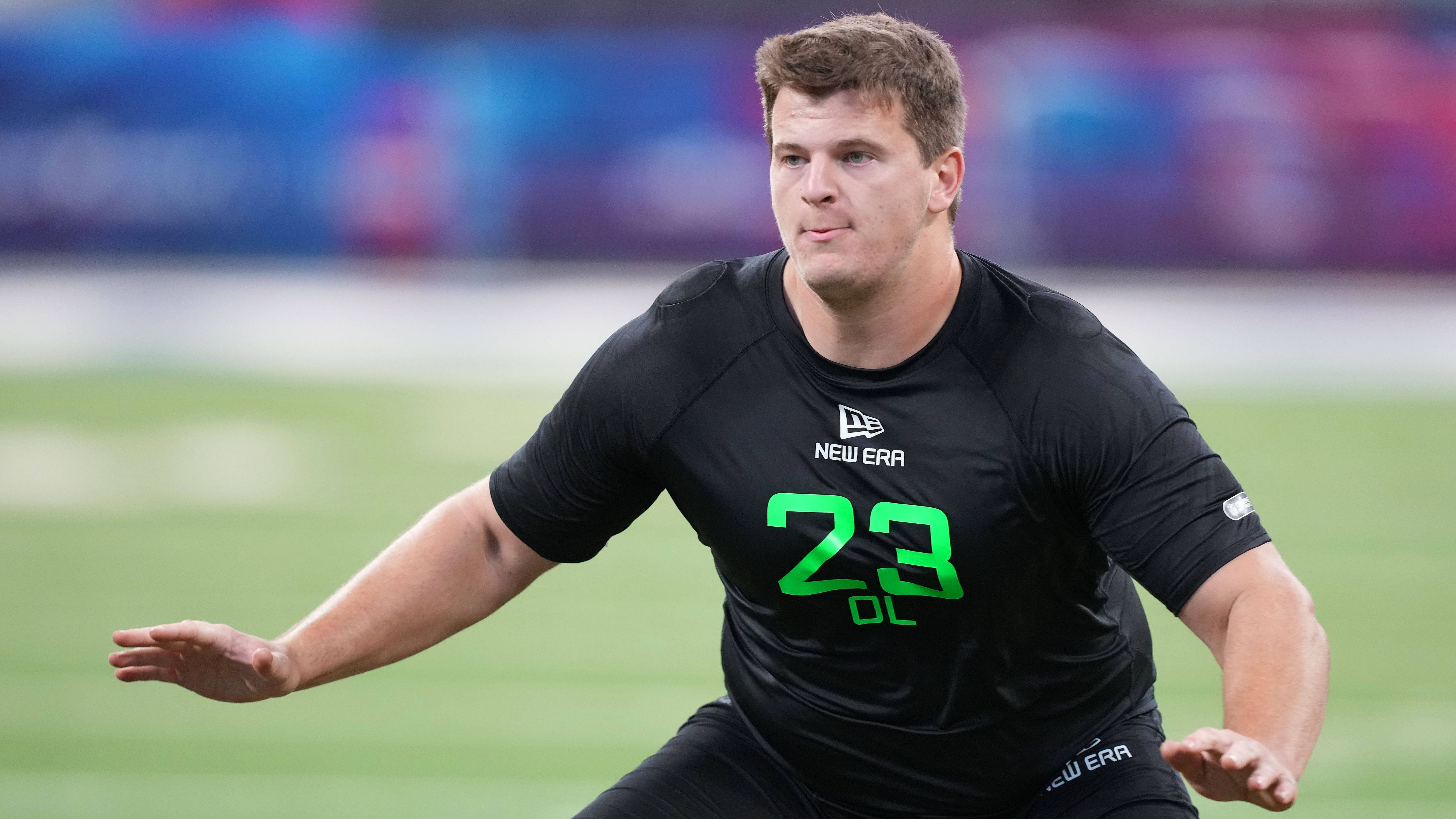 <strong>Drew Kendall (Center, Philadelphia Eagles)</strong><br>Der 24-jährige Drew Kendall soll Stabilität in die Offensive Line der Eagles bringen. Sicher ist: Der Fünftrundenpick von 2025 bringt eine beeindruckende Familiengeschichte mit. Sein Vater, Pete Kendall, war ein gefeierter Offensive Lineman, der über ein Jahrzehnt für Teams wie die Seattle Seahawks und New York Jets spielte. Drew, der die Technik und Mentalität seines Vaters geerbt hat, ist der nächste in der Kendall-Linie, der die NFL aufrütteln will.