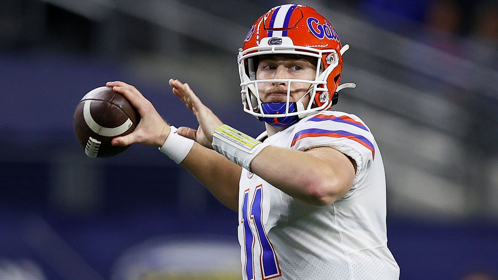 
                <strong>Kyle Trask (Florida Gators)</strong><br>
                Auch für Kyle Trask wurde die Saison 2020 zum Durchbruch. Der 22-Jährige von den Florida Gators kam auf 4283 Passing Yards und 43 Touchdowns. In beiden Kategorien führte er damit die Liste aller College-Quarterbacks an. Trask brilliert durch seine Armstärke und durch seine Fähigkeit den Football in der Pocket schnell und akkurat loszuwerden. Vom Spielstil erinnert er an Colts-Quarterback Philip Rivers. Indianapolis könnte daher gut zu Trask passen. Gleiches gilt für die New England Patriots.
              