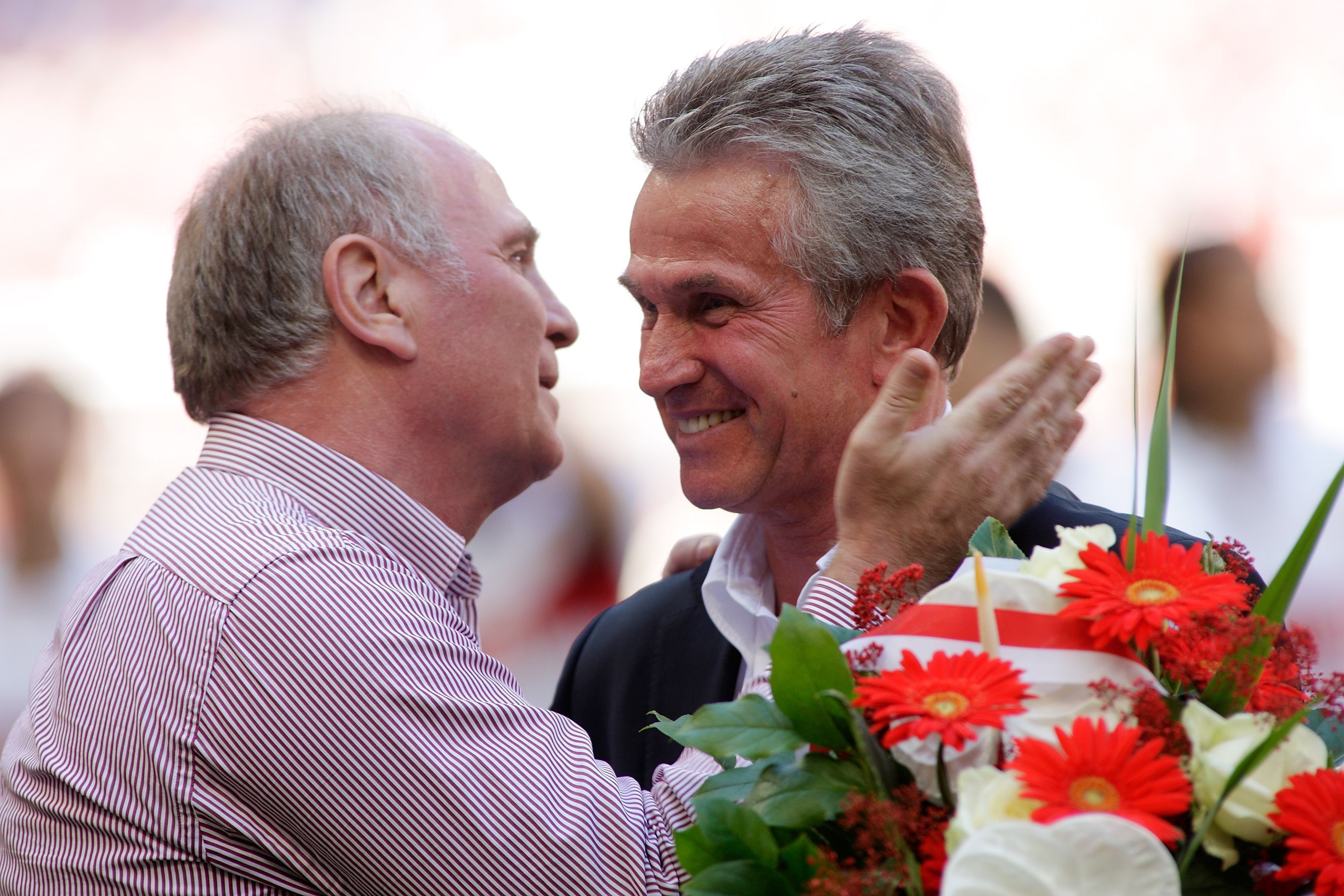 
                <strong>Freundschaft mit Heynckes </strong><br>
                Ein ganz besonderes Verhältnis verbindet Hoeneß aber mit Jupp Heynckes. Gleich viermal holte er seinen früheren Mitspieler in der Nationalmannschaft als Trainer zum FC Bayern. 2013 gewinnt Heynckes in seiner insgesamt dritten Amtszeit bei den Bayern das Triple, ehe er in den vermeintlichen Trainer-Ruhestand verabschiedet wird. Doch im Herbst 2017 erweist "Don Jupp" seinem Kumpel Hoeneß schließlich einen Freundschaftsdienst und übernimmt noch einmal den Trainerposten bei den Bayern, nachdem die Vereinsspitze zuvor Carlo Ancelotti gefeuert hatte. 
              