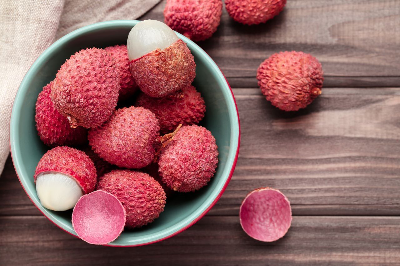 Oder einfach frische Litschis als Snack für zwischendurch. Tipp: Kaufe reife Früchte, die lassen sich wie ein gekochtes Ei pellen.