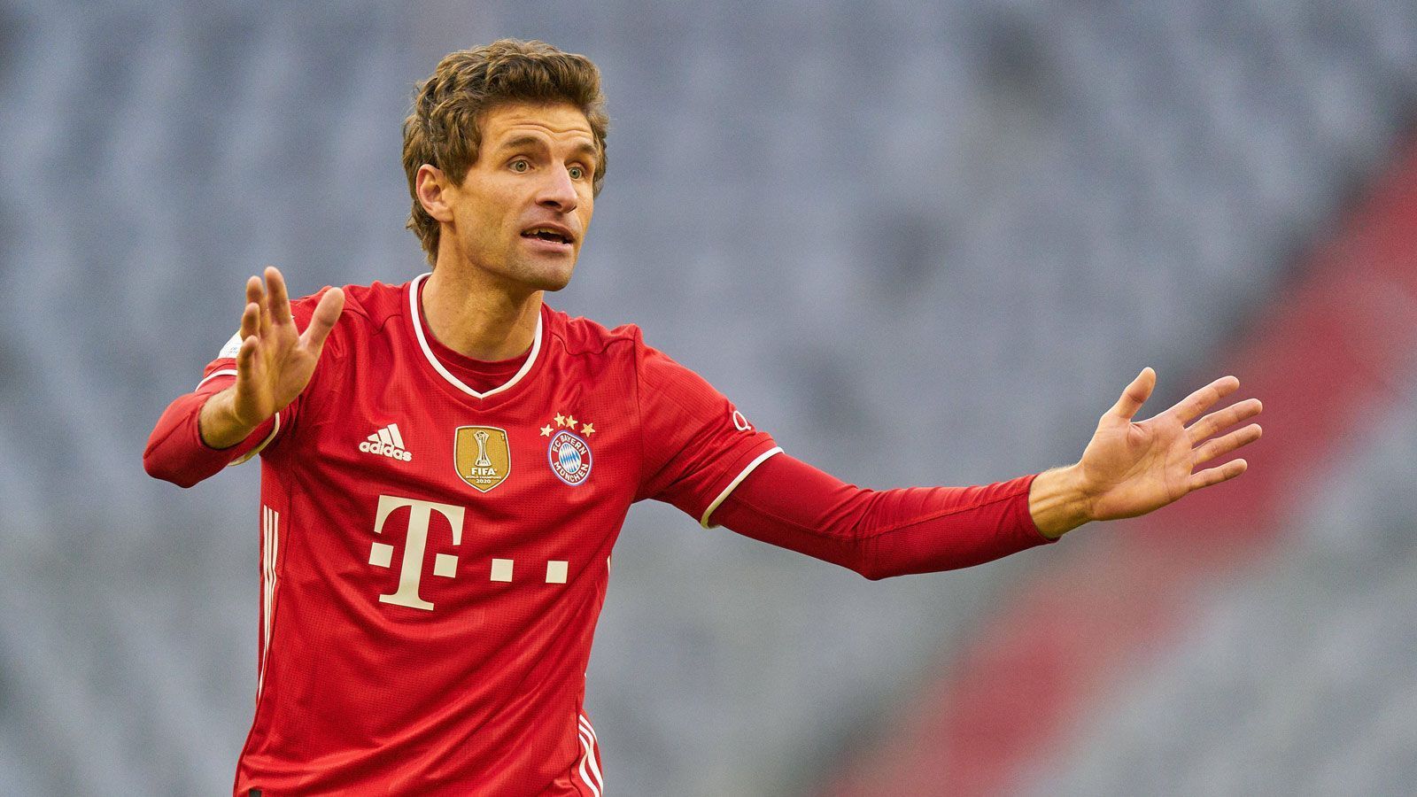 
                <strong>Thomas Müller (FC Bayern München)</strong><br>
                Normalerweise dürfte bei der Kadernominierung kein Weg an Bayern-Star Thomas Müller vorbeiführen. Der Weltmeister von 2014 stellt in der laufenden Saison Woche für Woche seine Klasse unter Beweis. 22 Scorerpunkte in 21 Bundesliga-Partien sprechen eine deutliche Sprache, außerdem geht der Angreifer als Leader voran. "Kommunikation ist ein wichtiges Thema bei uns", sagte Löw nach dem 0:6-Debakel gegen Spanien im November 2020, als diese offensichtlich fehlte. Wer wäre da geeigneter als Thomas Müller, um dieses Problem zu beheben?
              