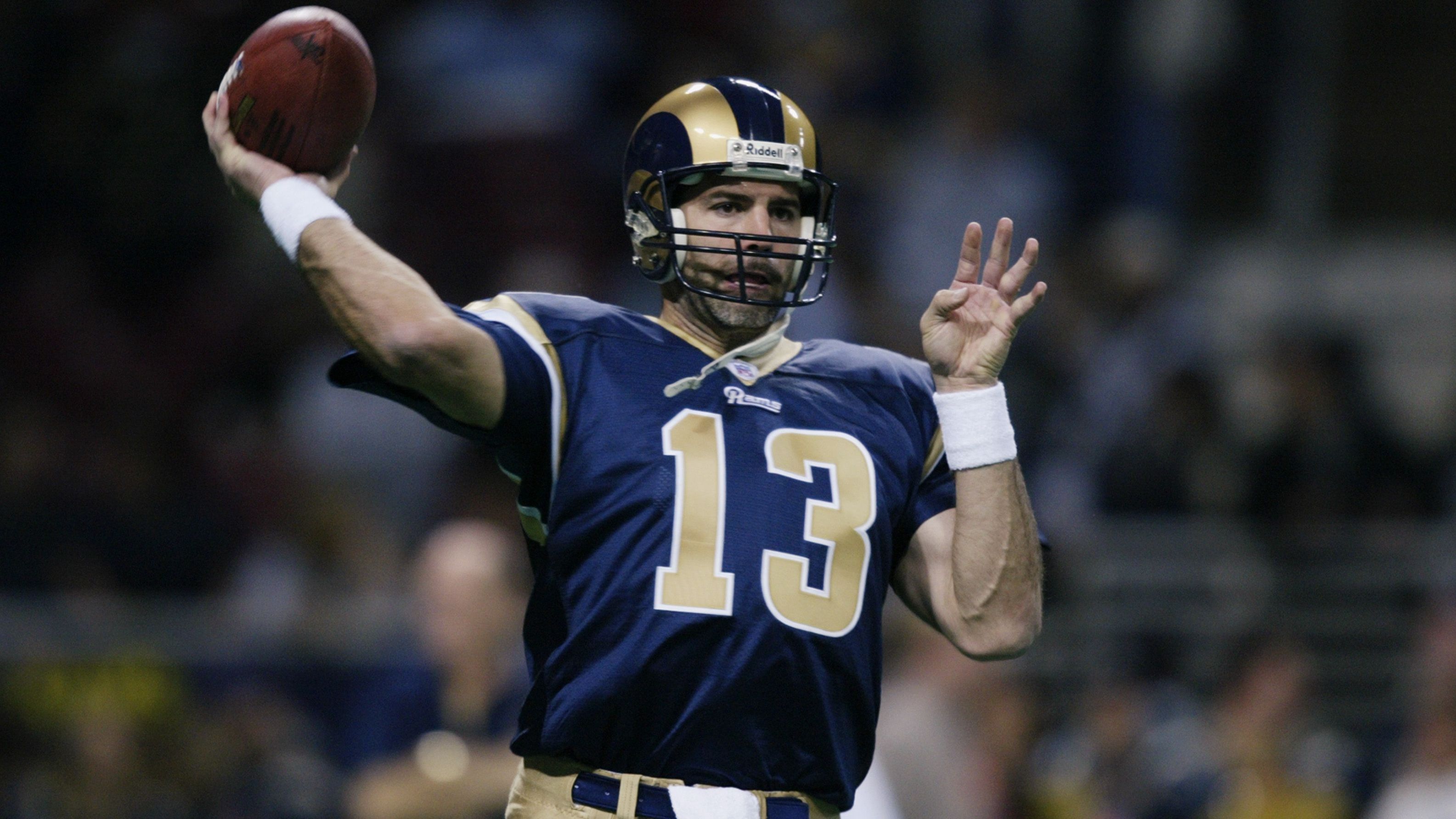 <strong>Kurt Warner (St. Louis Rams)</strong><br>"The Greatest Show on Turf" ist noch heute ein prägender Begriff in der NFL. Jene Greatest Show on Turf waren die damaligen St. Louis Rams, angeführt von Quarterback Kurt Warner. Über den Umweg Europa holte er sich 1999 und 2001 die Auszeichnung, also in seinem zweiten und vierten Jahr als Starter. Früher gelang das niemandem!