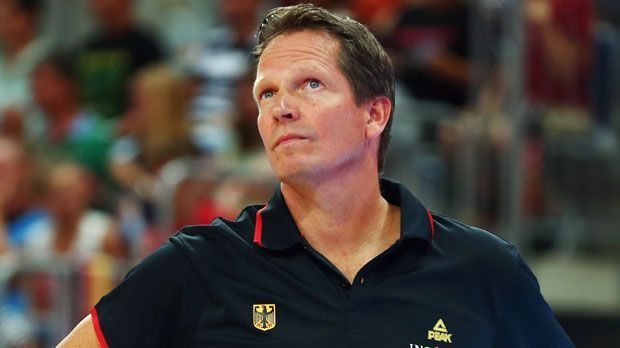 
                <strong>Frank Menz - Bundestrainer</strong><br>
                Frank Menz plagen bei seinem ersten Turnier als Bundestrainer große Personalsorgen, denn die komplette deutsche NBA-Riege (Dirk Nowitzki, Dennis Schröder, Elias Harris, Tim Ohlbrecht und Chris Kaman) hat für die EM abgesagt. So steht für Menz die Entwicklung des Teams im Vordergrund.
              