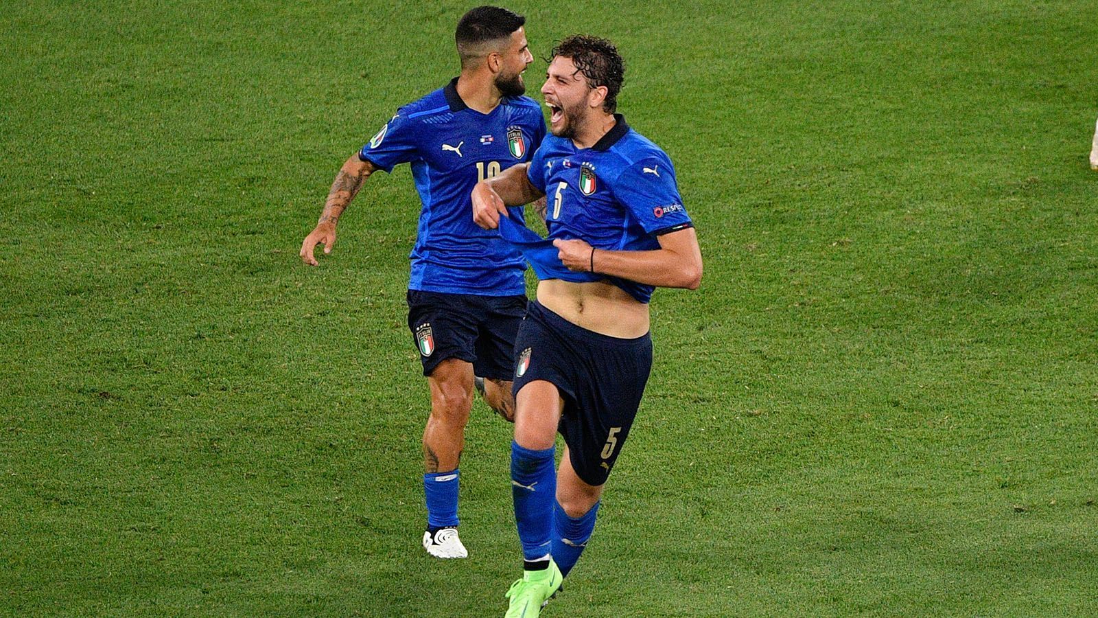 
                <strong>Keine Niederlagen</strong><br>
                Die Italiener haben das Verlieren verlernt und dadurch natürlich eine Menge an Selbstbewusstsein gewonnen. Seit sage und schreibe 29 Spielen ist die "Squadra Azzurra" ungeschlagen und holte in diesem Zeitraum 24 Siege. Obendrein ist die Mancini-Elf seit 965 Minuten ohne Gegentor, obwohl der Catenaccio nicht mehr gespielt wird. Eine beeindruckende Entwicklung. Im September 2018 verlor Italien letztmals, damals gegen Portugal in der Nations League. 
              