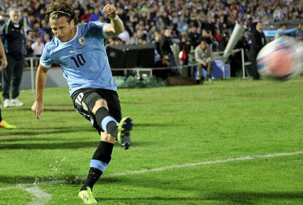 
                <strong>Diego Forlan (34, Uruguay)</strong><br>
                110 Länderspiele, 36 Tore und nun die vierte WM-Teilnahme. Diego Forlan ist ein Urgestein in Uruguay. Sein größter Erfolg mit der Nationalmannschaft ist der vierte Platz in Südafrika. Schafft der zweimalige Weltmeister im Nachbarland die Sensation? 
              