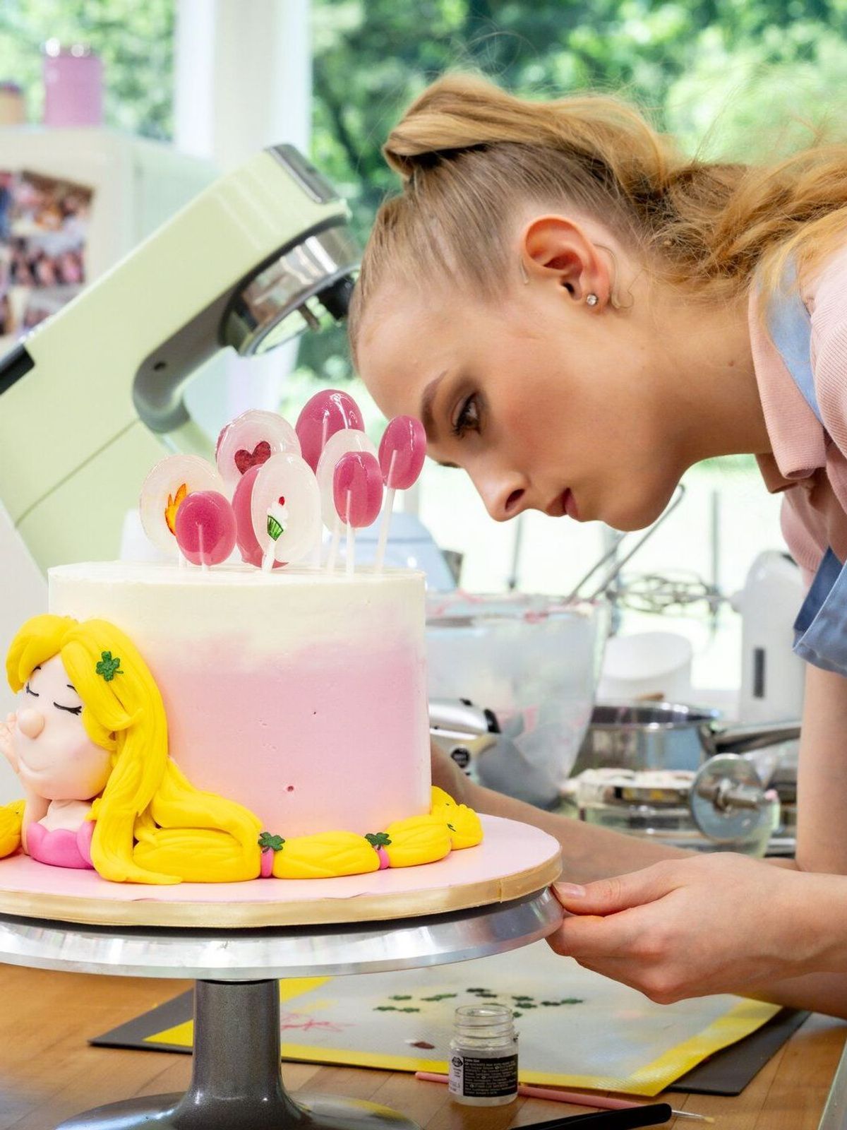 Anna-Lisa zaubert bei "Das große Backen" 2024 eine echte Hingucker-Torte.