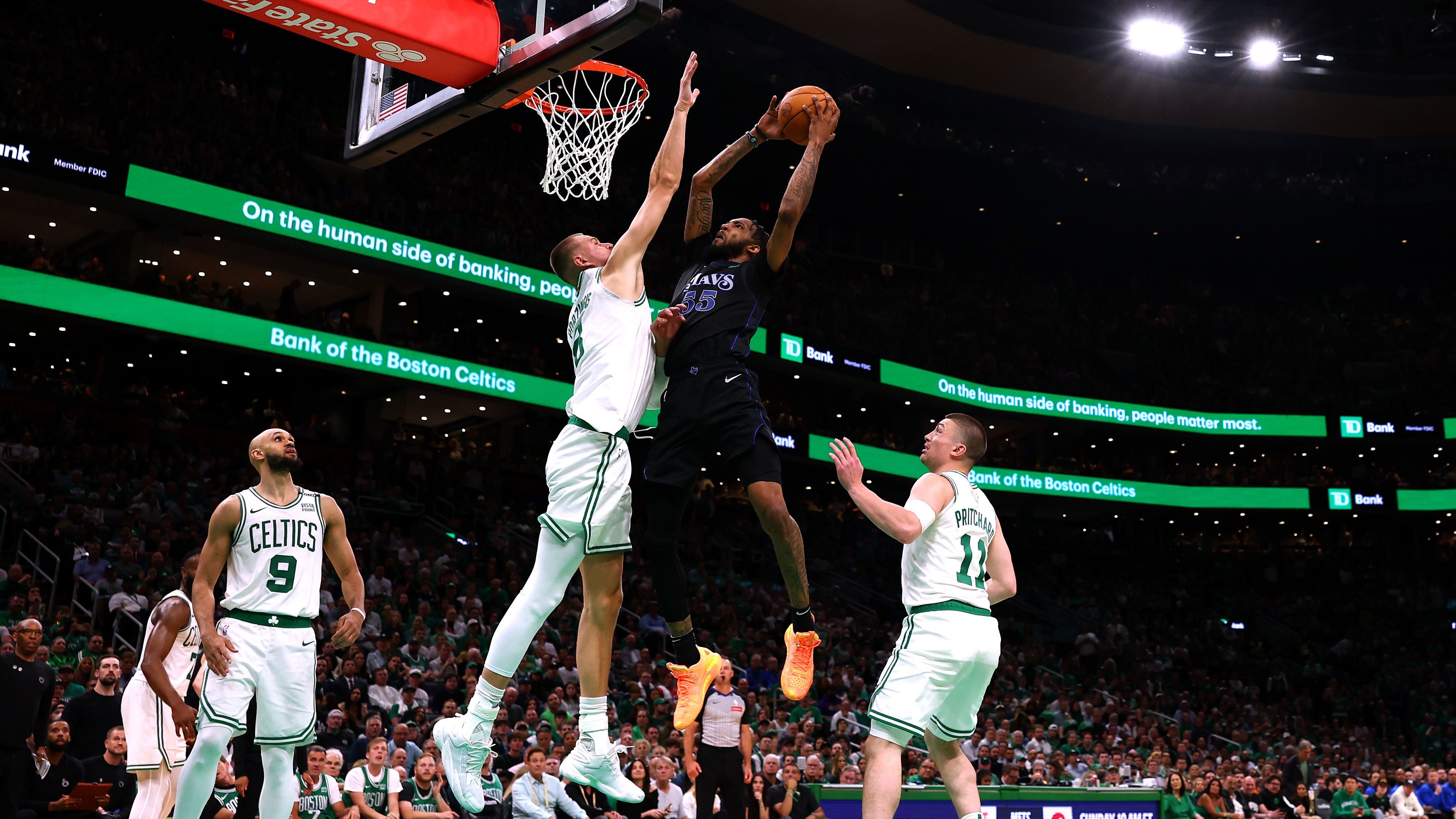 Es standen 5:24 auf der Uhr, als die Porzingis-Show begann. Zunächst zog er zwei Freiwürfe gegen seinen ehemaligen Mitspieler Doncic. Der Rhythmus war von da an da. 30 Sekunden später kam ein Wurf aus der Mitteldistanz über Jaden Hardy. Kurz danach hämmerte er, nach einem beherzten Drive, den Ball über Lively.