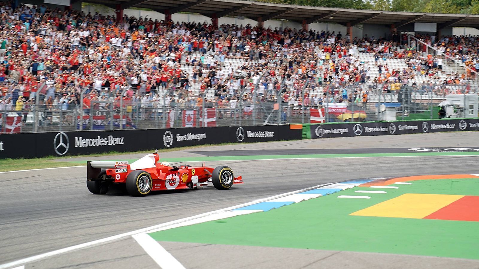 
                <strong>Mick Schumacher fährt im Weltmeister-Ferrari seines Vaters in Hockenheim</strong><br>
                Mick schickt sich bereits an, in die großen Fußstapfen seines Vaters zu treten. Er fährt seit dieser Saison in der Formel 2 für das Prema Powerteam.
              