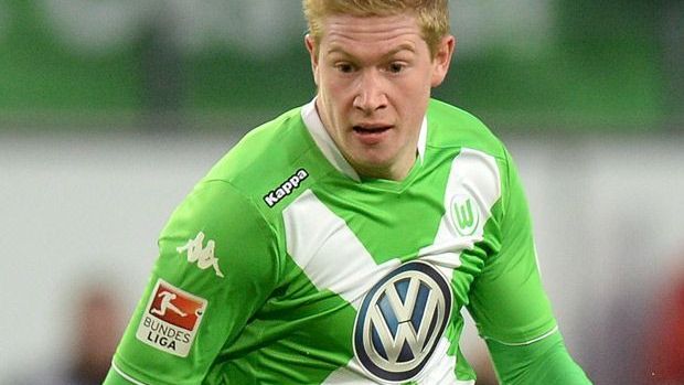 <strong>VfL Wolfsburg: Kevin De Bruyne</strong> <br>"Einer der bemerkenswertesten Transfers war der Wechsel von Kevin De Bruyne im Jahr 2014. De Bruyne, ein hochtalentierter belgischer Mittelfeldspieler, wurde von Chelsea zum VfL Wolfsburg transferiert. In Wolfsburg entwickelte er sich zu einem der besten Spieler der Bundesliga und wurde später für eine Rekordsumme zu Manchester City transferiert."