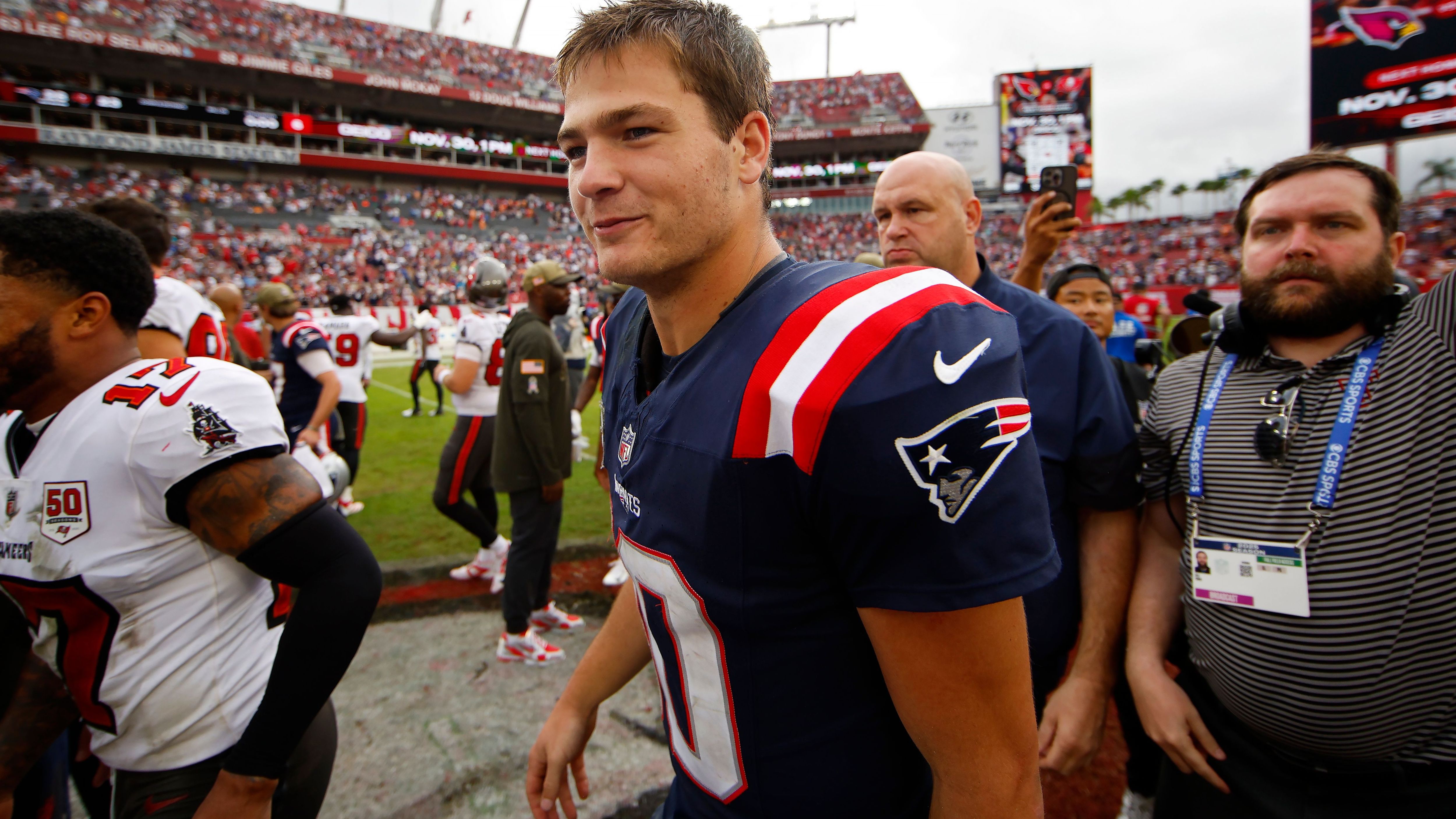 <strong>Platz 4: Drake Maye (New England Patriots)<br></strong>Drake Maye ist der Shootingstar unter den Quarterbacks. Seine starken Auftritte Woche für Woche erinnern an beste Patriots-Zeiten, auch beim Sieg gegen die Jets spielte er stark. Kaum zu glauben, dass er erst seine zweite NFL-Saison spielt. Aber auch ein anderer großer Playmaker der Franchise startete bekanntlich blitzschnell durch.