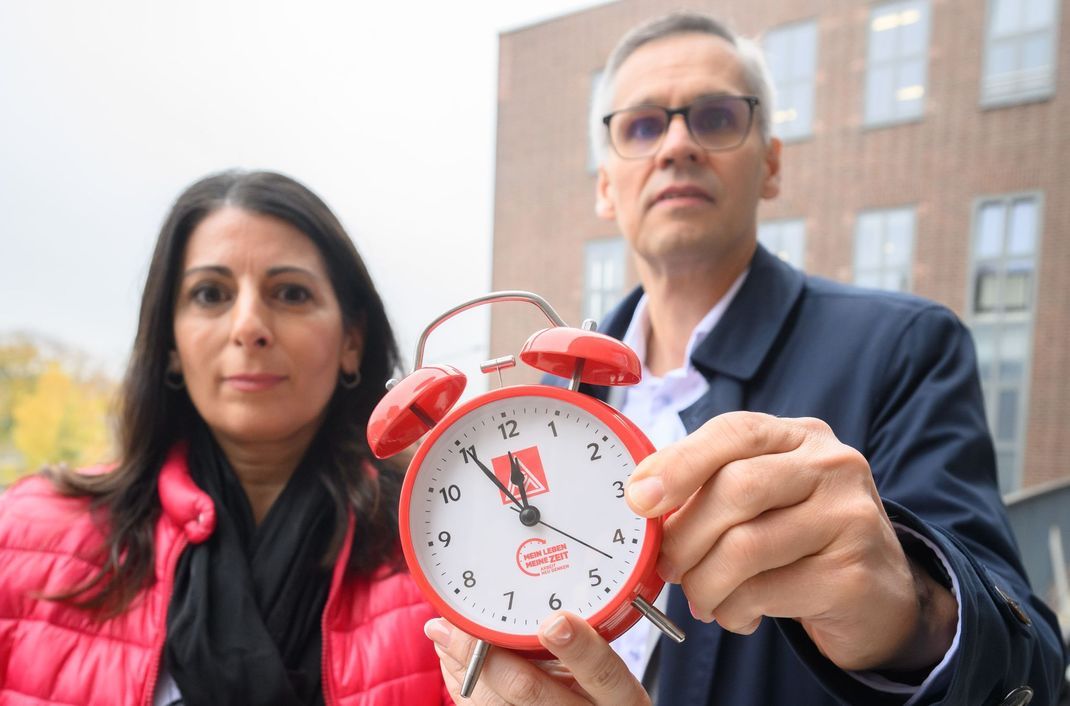 Betriebsratschefin Daniela Cavallo (l.) und IG-Metall-Bezirksleiter Thorsten Gröger wollen ihre Ideen für die Gesundung des angeschlagenen VW-Konzerns darlegen. (Archivbild).