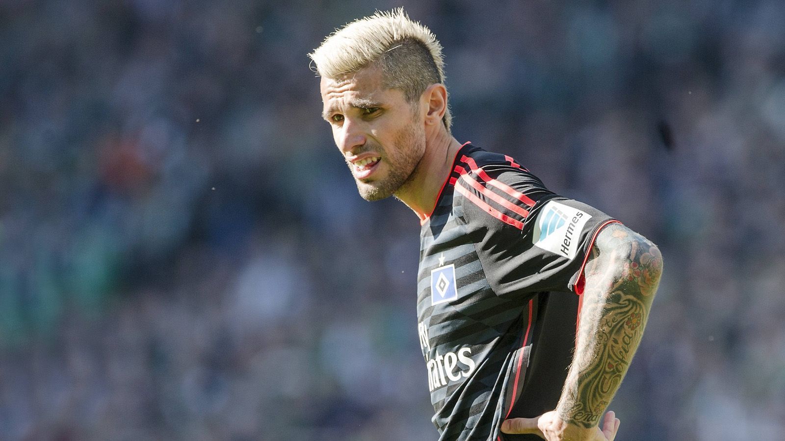 
                <strong>Mittelfeld: Valon Behrami</strong><br>
                Valon Behrami ging als "Unruhestifter" in die jüngere Geschichte des HSV ein. Der defensive Mittelfeldspieler wechselte im Sommer 2014 vom SSC Neapel an die Elbe. Zwischen ihm und vielen seiner HSV-Mitspieler herrschte offenbar Eiszeit. Der Tiefpunkt war eine vermeintliche Kabinenschlägerei mit seinem Mannschaftskameraden Johan Djourou. Am 29. Spieltag der Saison 2014/2015 flog er gegen Werder Bremen mit Rot vom Platz, im weiteren Saisonverlauf stand er nicht mehr im Kader und wurde an den FC Watford abgegeben.
              