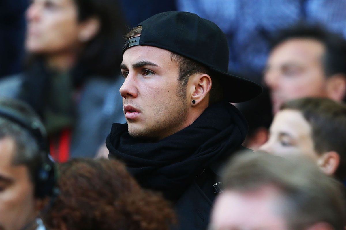 
                <strong>Mario Götze</strong><br>
                Borussia Dortmund muss im Champions-League-Finale 2013 auf Mario Götze verzichten. Kurz vor seinem Wechsel zum FC Bayern München zieht sich der Nationalspieler eine Muskelverletzung zu und muss bei der Final-Niederlage zuschauen.
              