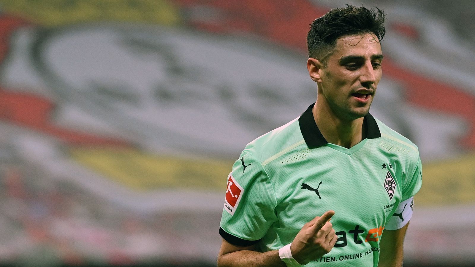 
                <strong>Mittelfeld: Lars Stindl (Borussia Mönchengladbach)</strong><br>
                Als mit Abstand bester Torschütze der Gladbacher (neun Treffer) und zweitbester Vorlagengeber (fünf Assists) hat sich Gladbachs Kapitän Lars Stindl seinen Platz im Top-Team der Bundesliga-Hinrunde 2020/21 redlich verdient. Der 32-Jährige liegt unter den Topscorern ligaweit gleichauf mit Dortmunds Erling Haaland auf Platz 4. Kurios: Mit der Ausbeute von 14 Scorerpunkten ist Stindl schon nach der Hälfte der Saison 2020/21 besser als in der gesamten zurückliegenden Spielzeit (neun Tore, drei Vorlagen bei 25 Einsätzen). Auch in der Champions League stand Stindl seinen Mann und war mit zwei Toren und drei Vorlagen ein Garant für das sensationelle Erreichen des Achtelfinales. 
              